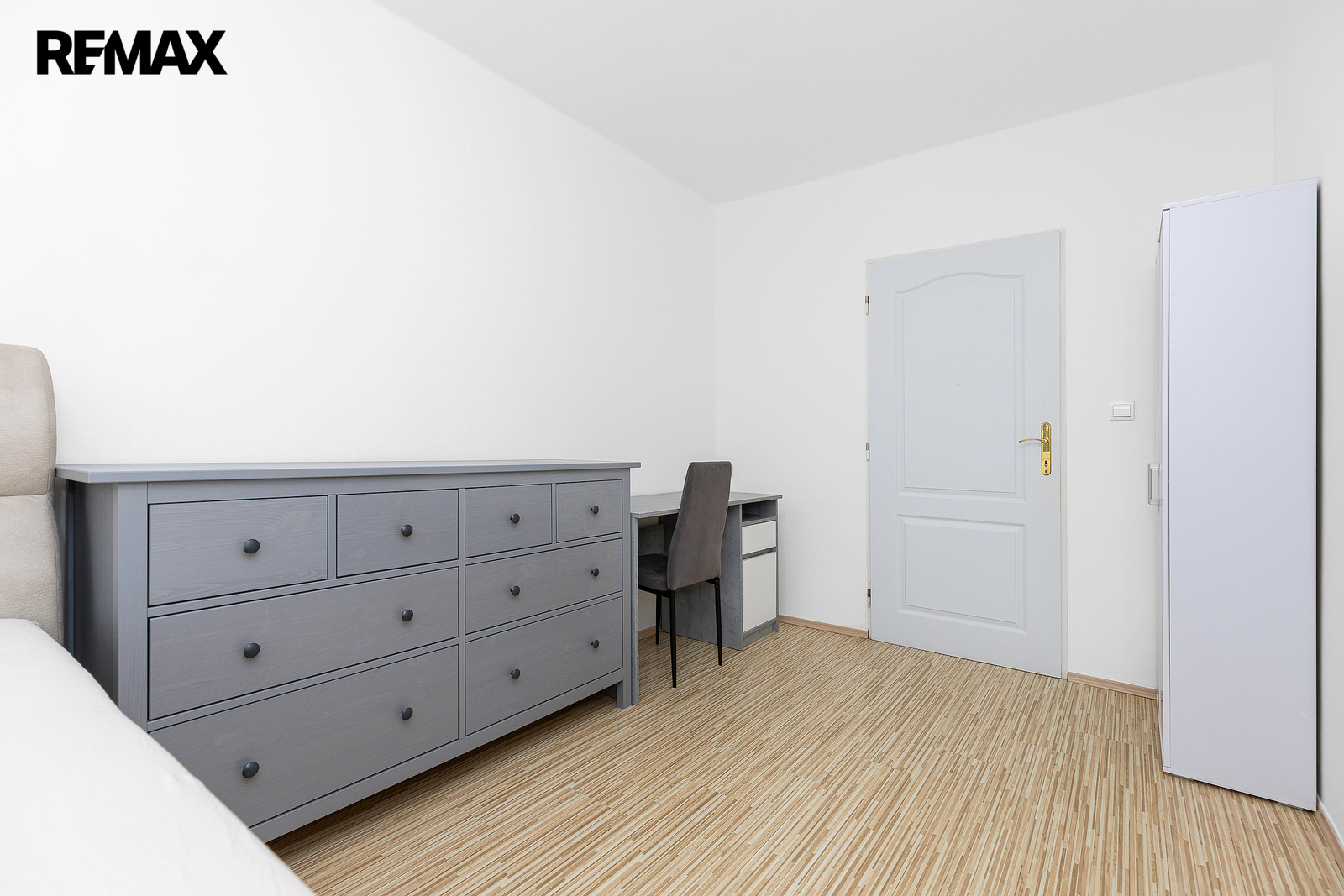 samostatný pokoj - prodává se BEZ nábytku