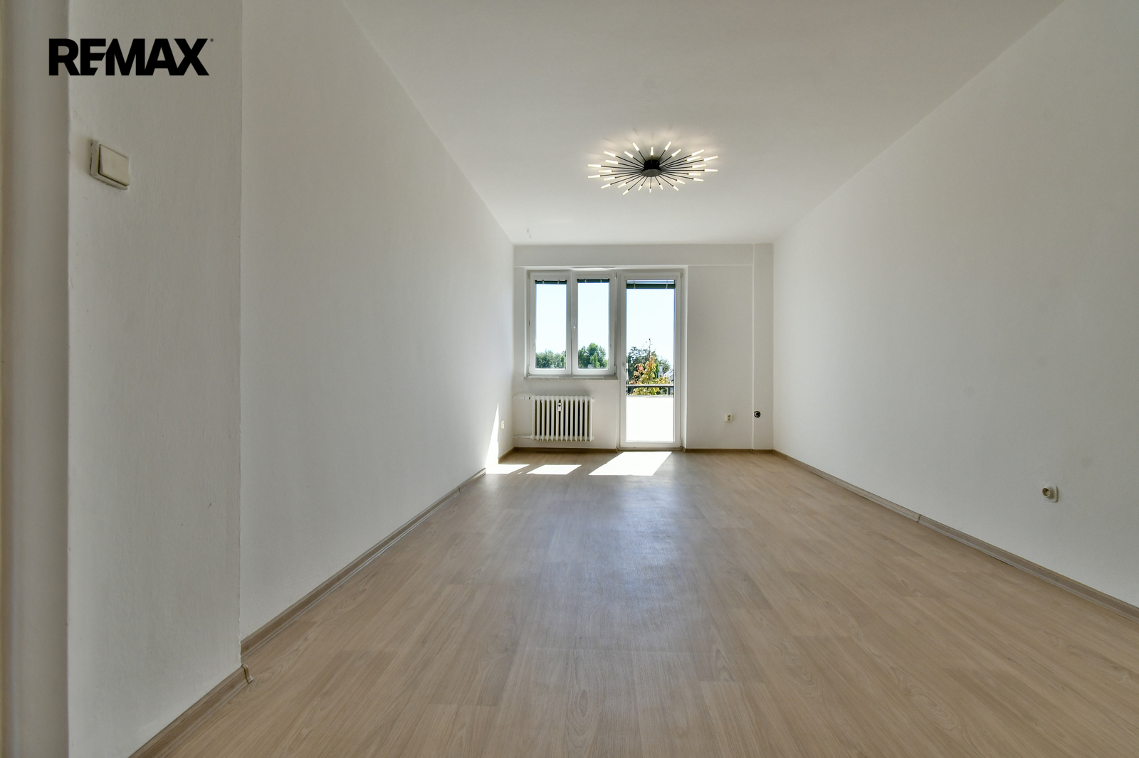 obývací pokoj s balkonem