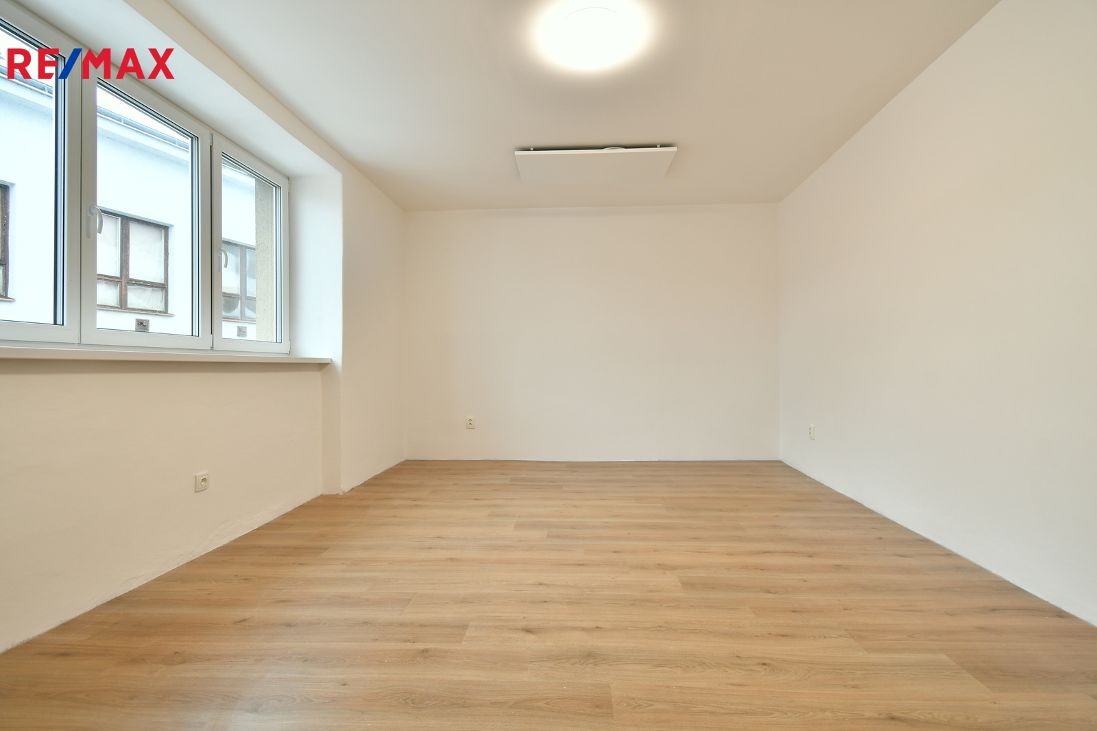 I pokoj a pohled skrz byt