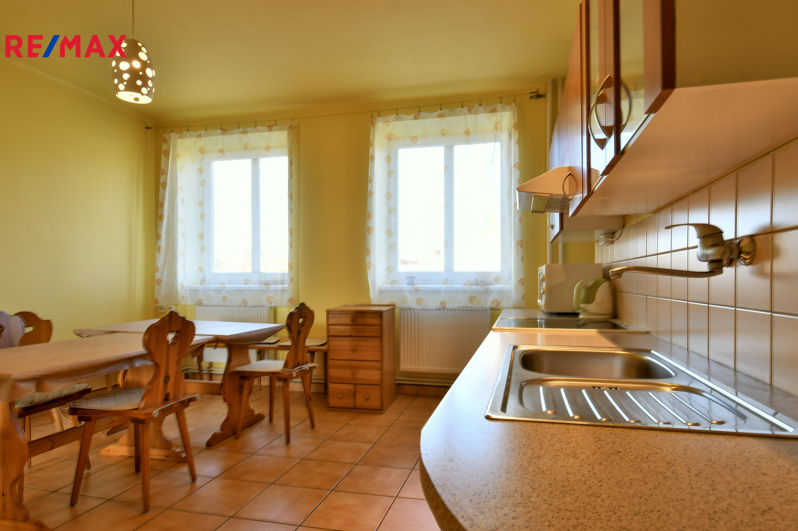 kuchyňská linka s jídelnou