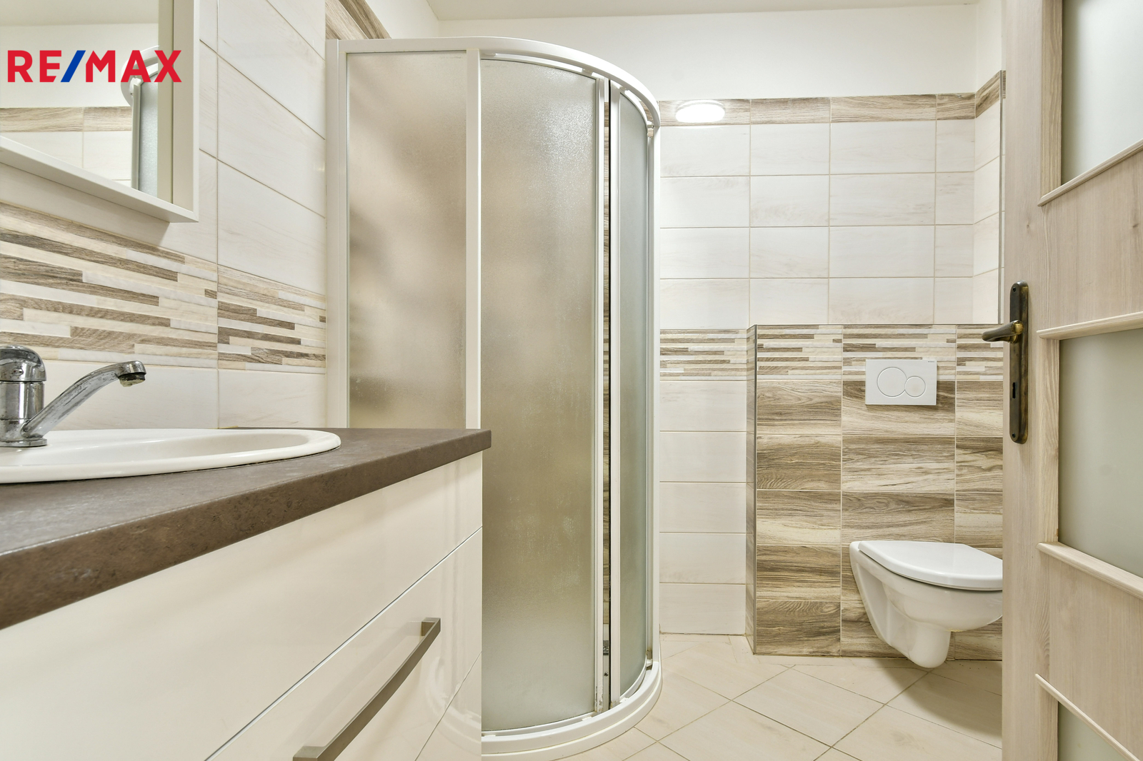 koupelna se sprchovým koutem