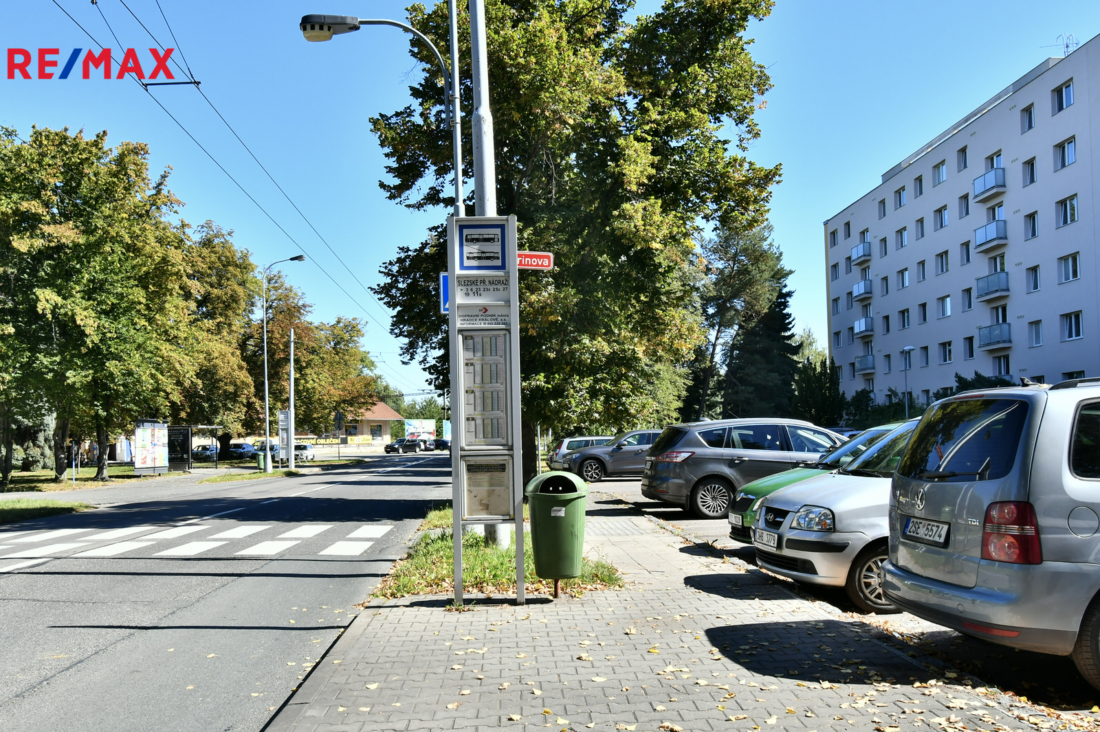 autobusová zastávka naproti domu