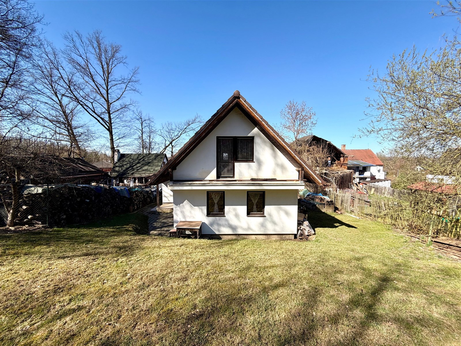Tradiční venkovský dům s dřevěnou střechou, prostorná zahrada s travnatým pozemkem, klidná lokalita, ideální pro rekreaci