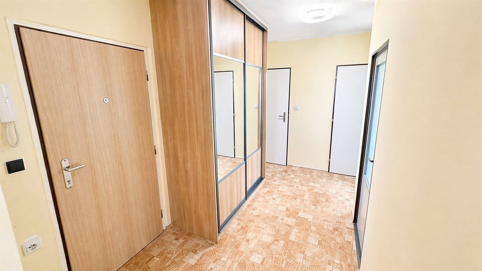 Prostorná předsíň s parketovou podlahou, vestavěný