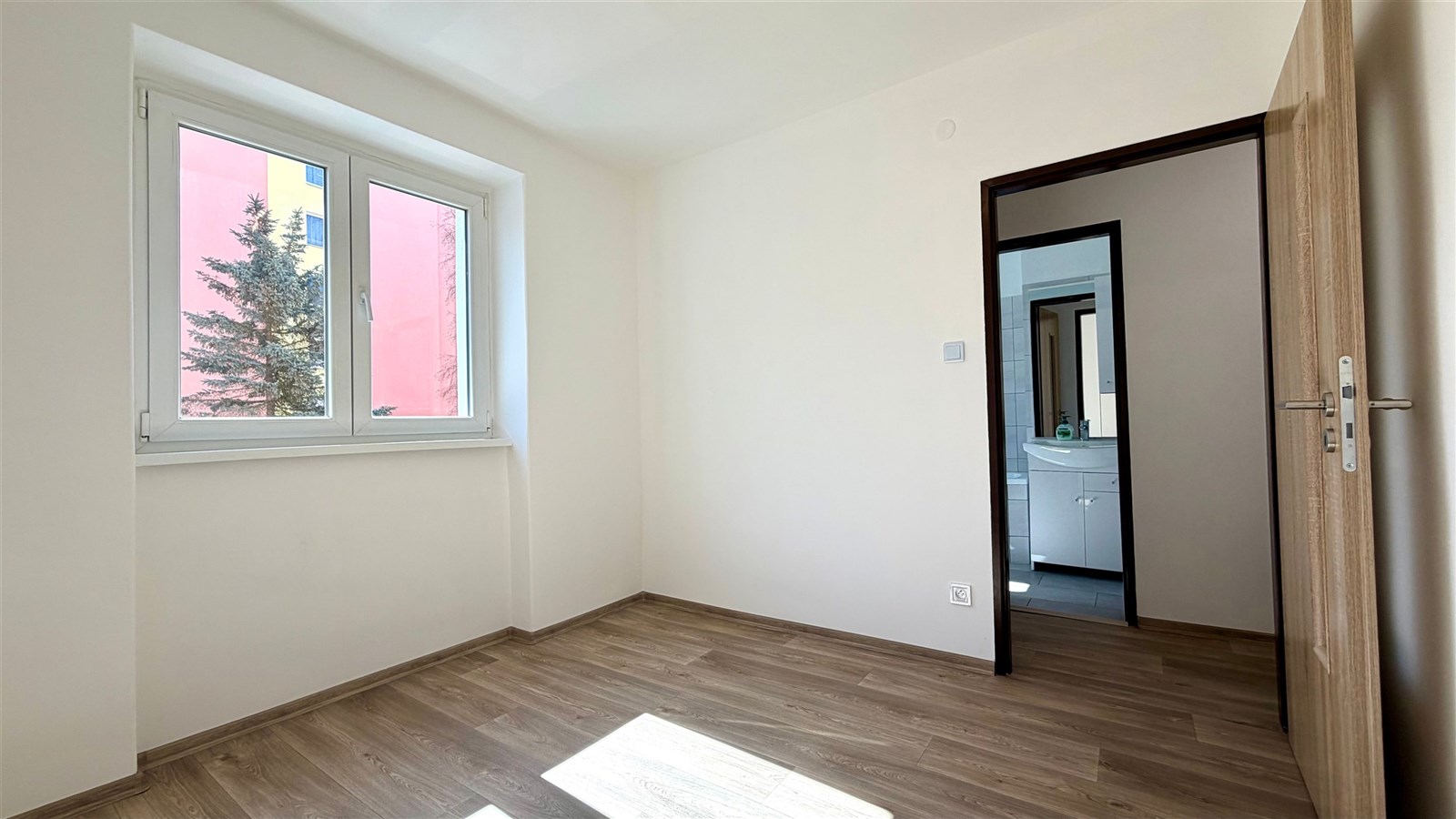 Světlá ložnice, parketová podlaha, velká okna, moderní styl, rekonstruovaný byt, dřevěné dveře, ideální pro mladý pár.