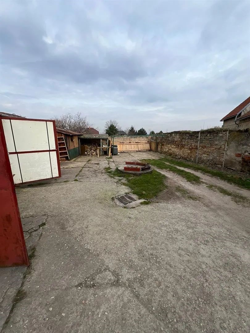 vnější prostor s plot a venkovní obytný prostor