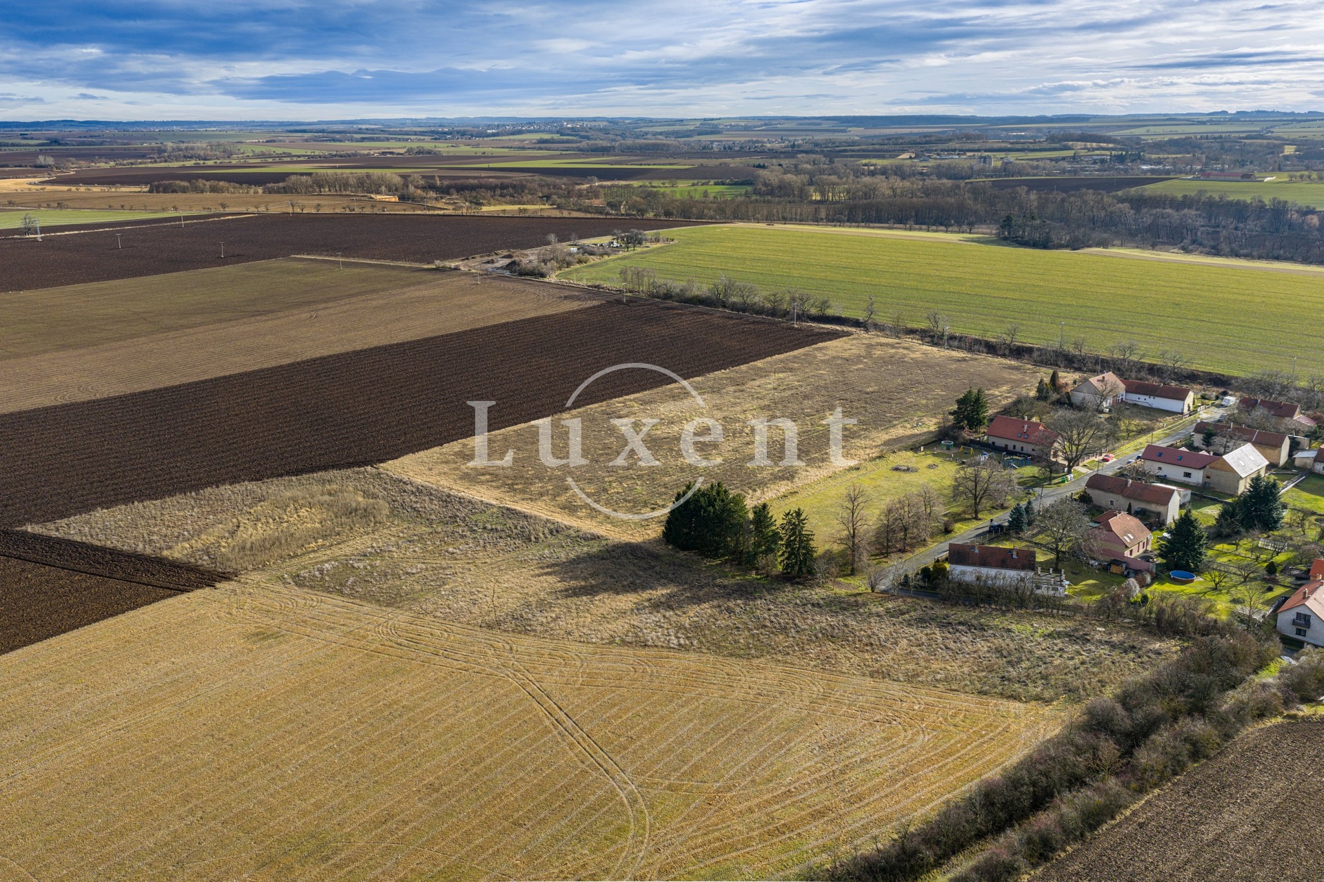 pozemky nad pilirem