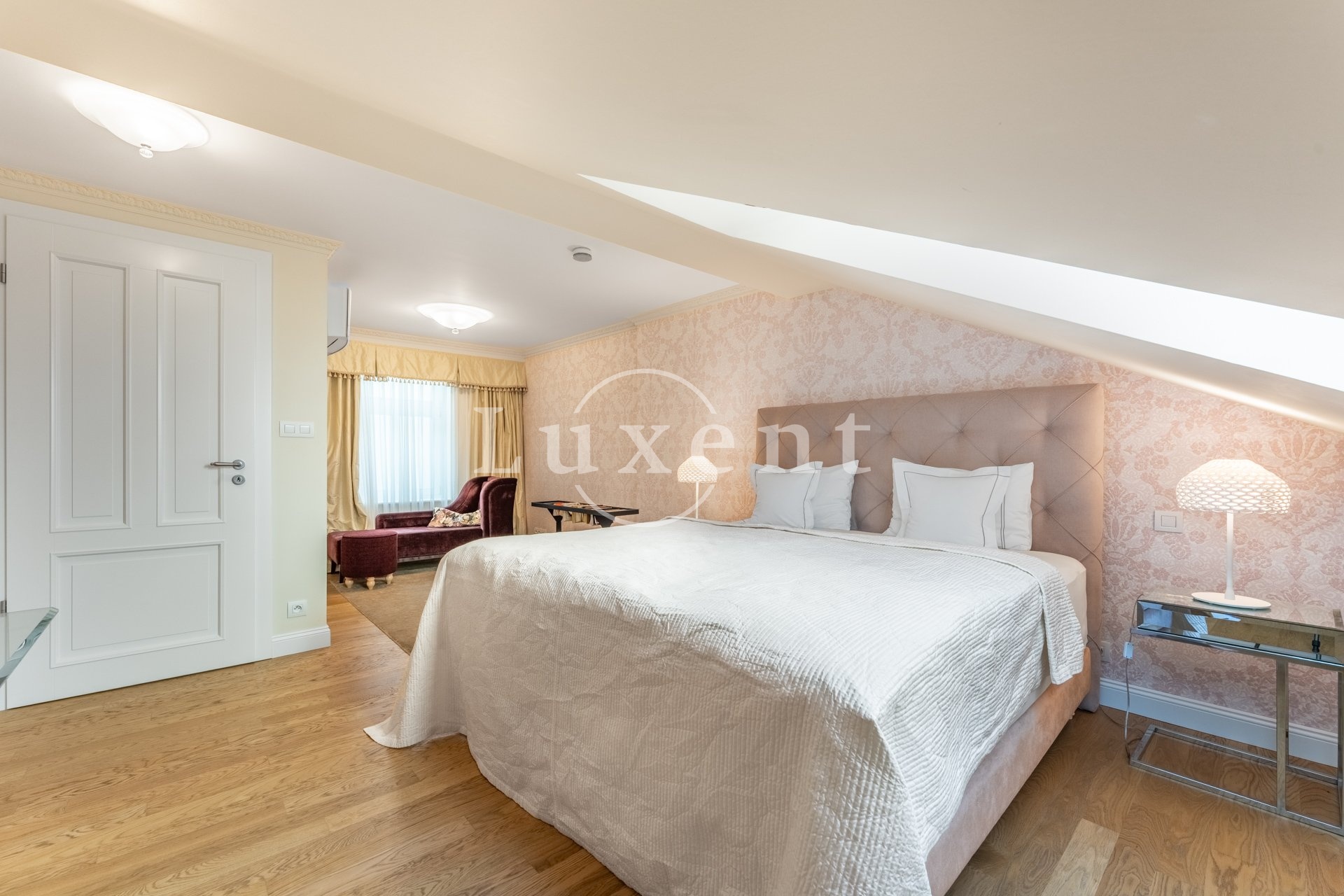 ložnice s manželskou postelí