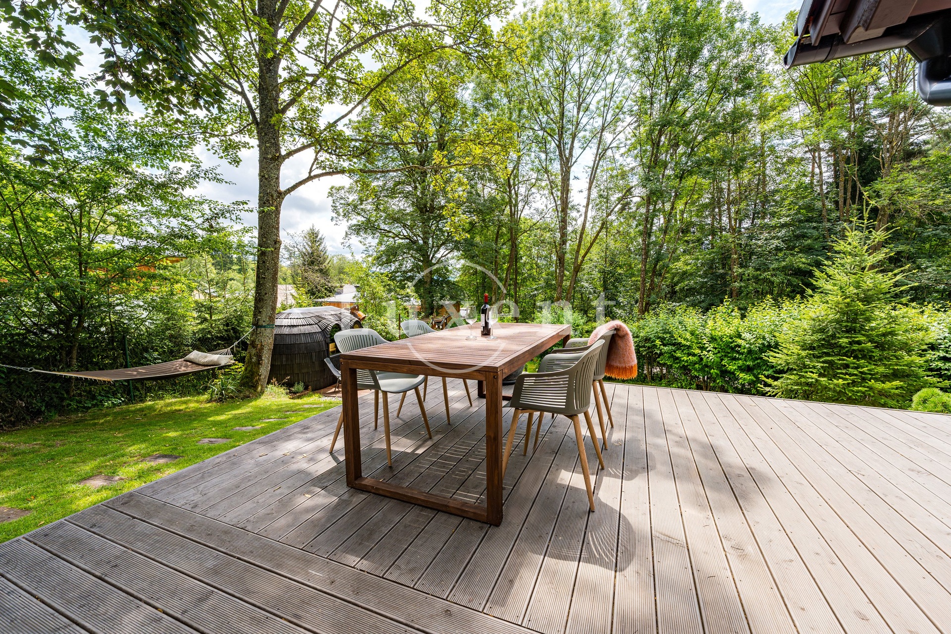 stůl na terase