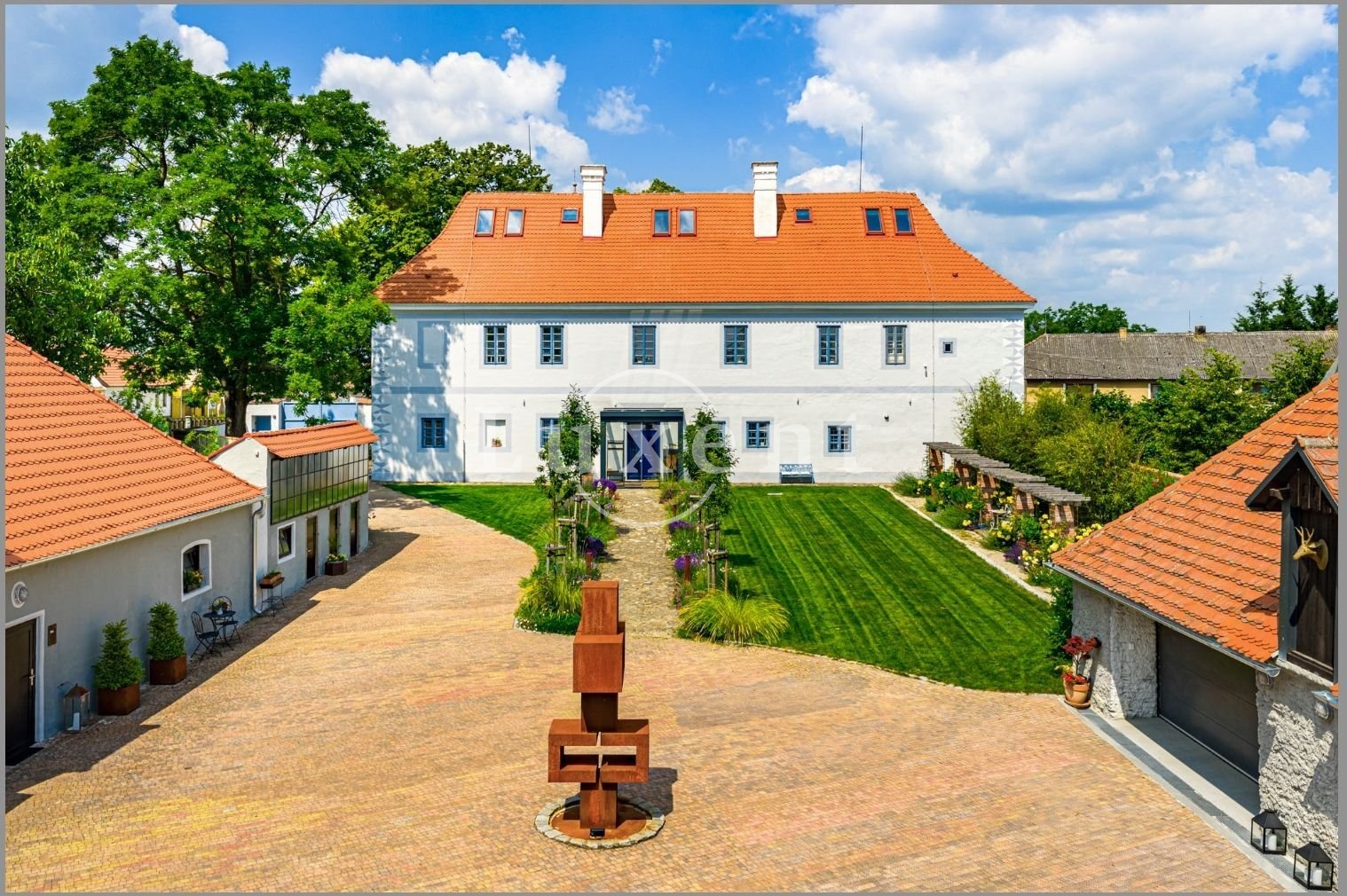 prodej-vyjimecneho-zrekonstruovaneho-zamku-s-vyuzi