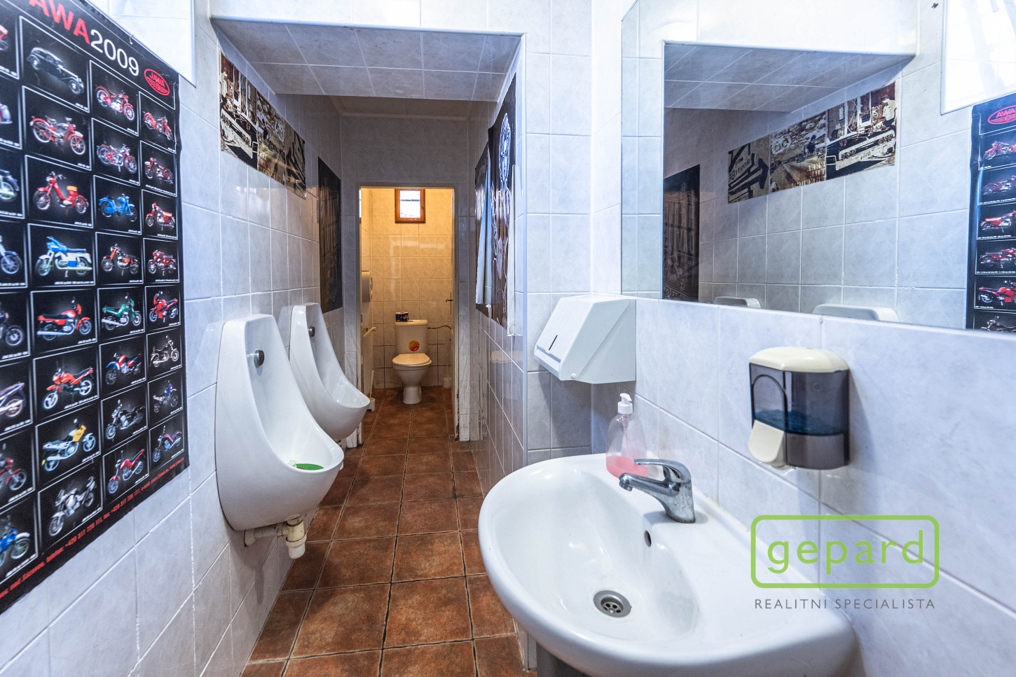 Vinárna/klub v suterénu