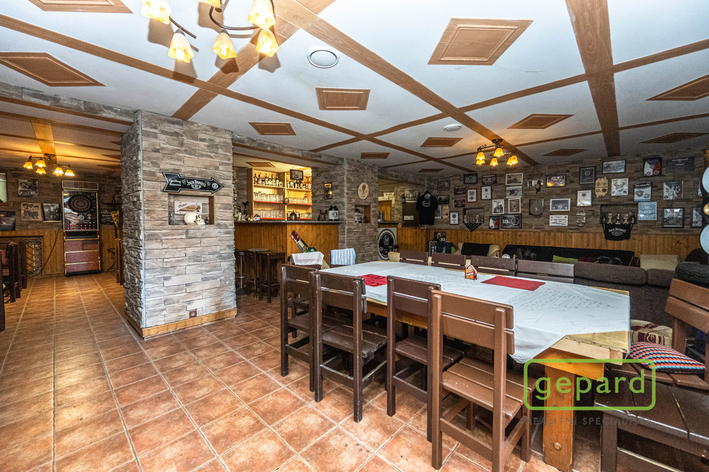 Vinárna/klub v suterénu