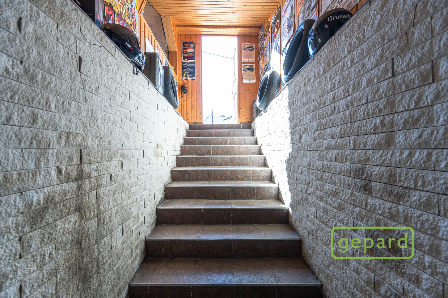 Vinárna/klub v suterénu