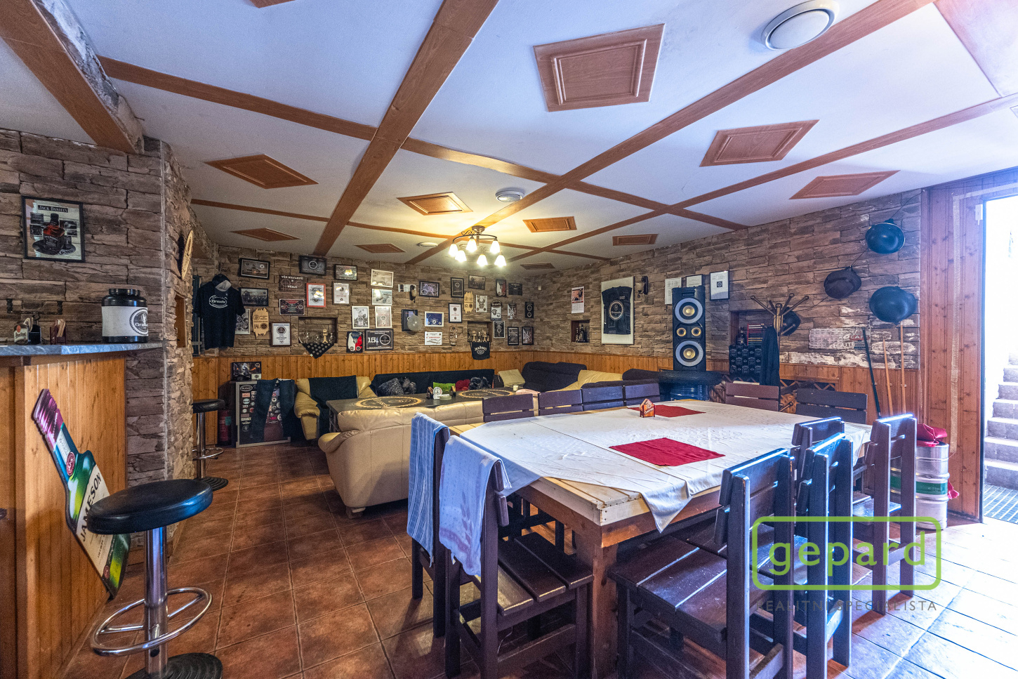 Vinárna/klub v suterénu