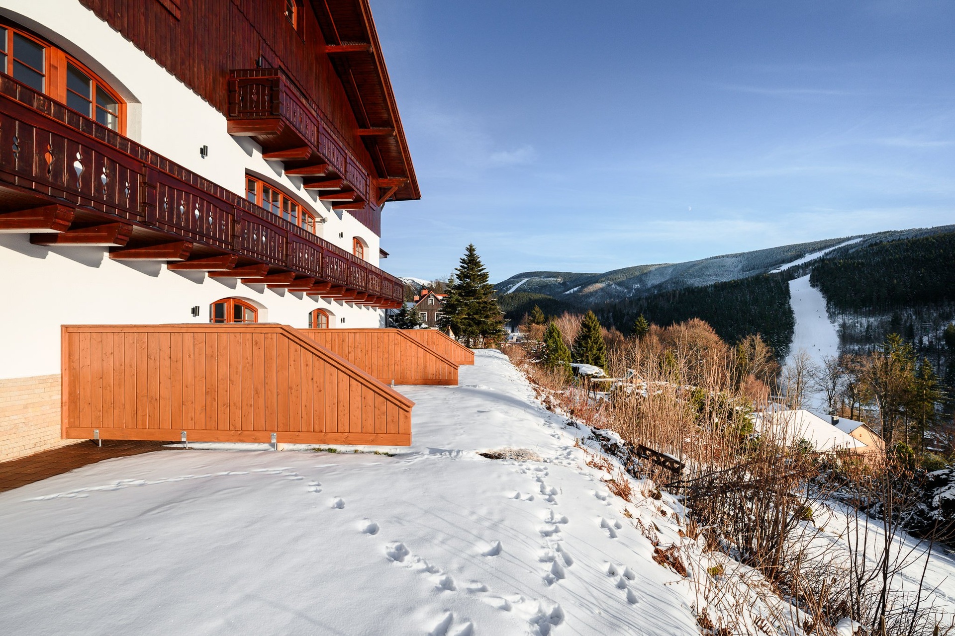 slunecny-svah-002-social-2048px-ff1f9c