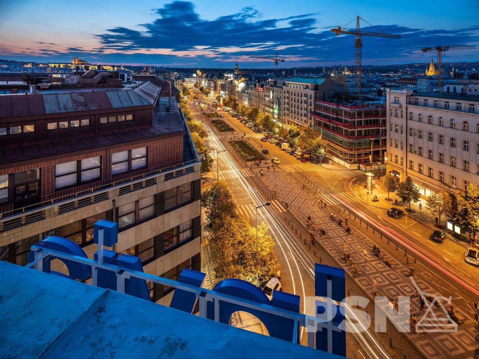 Kancelářské prsotory v Domě módy