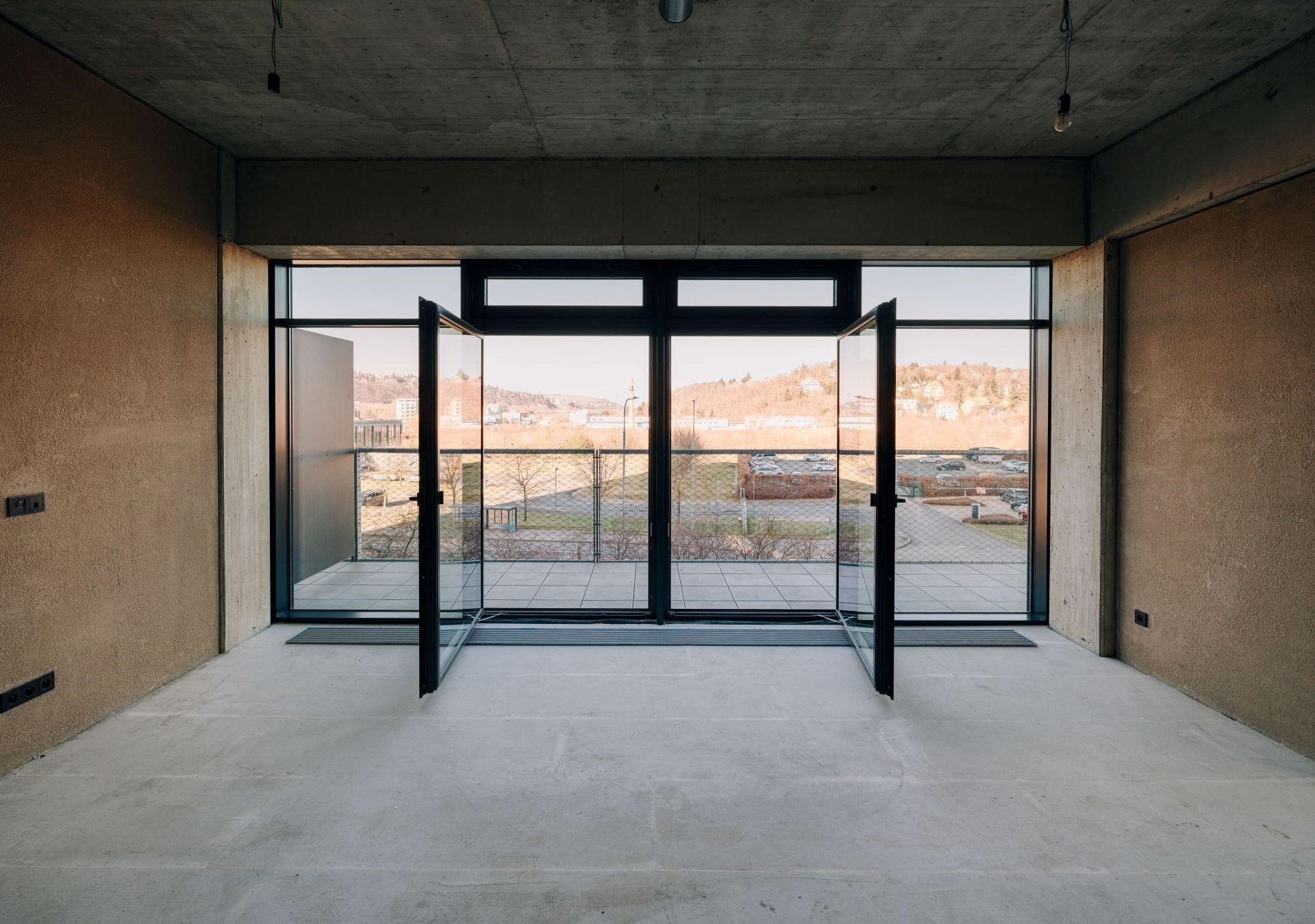 Komerční prostory s terasou o celkové ploše 95,8 m&sup2; ve 3