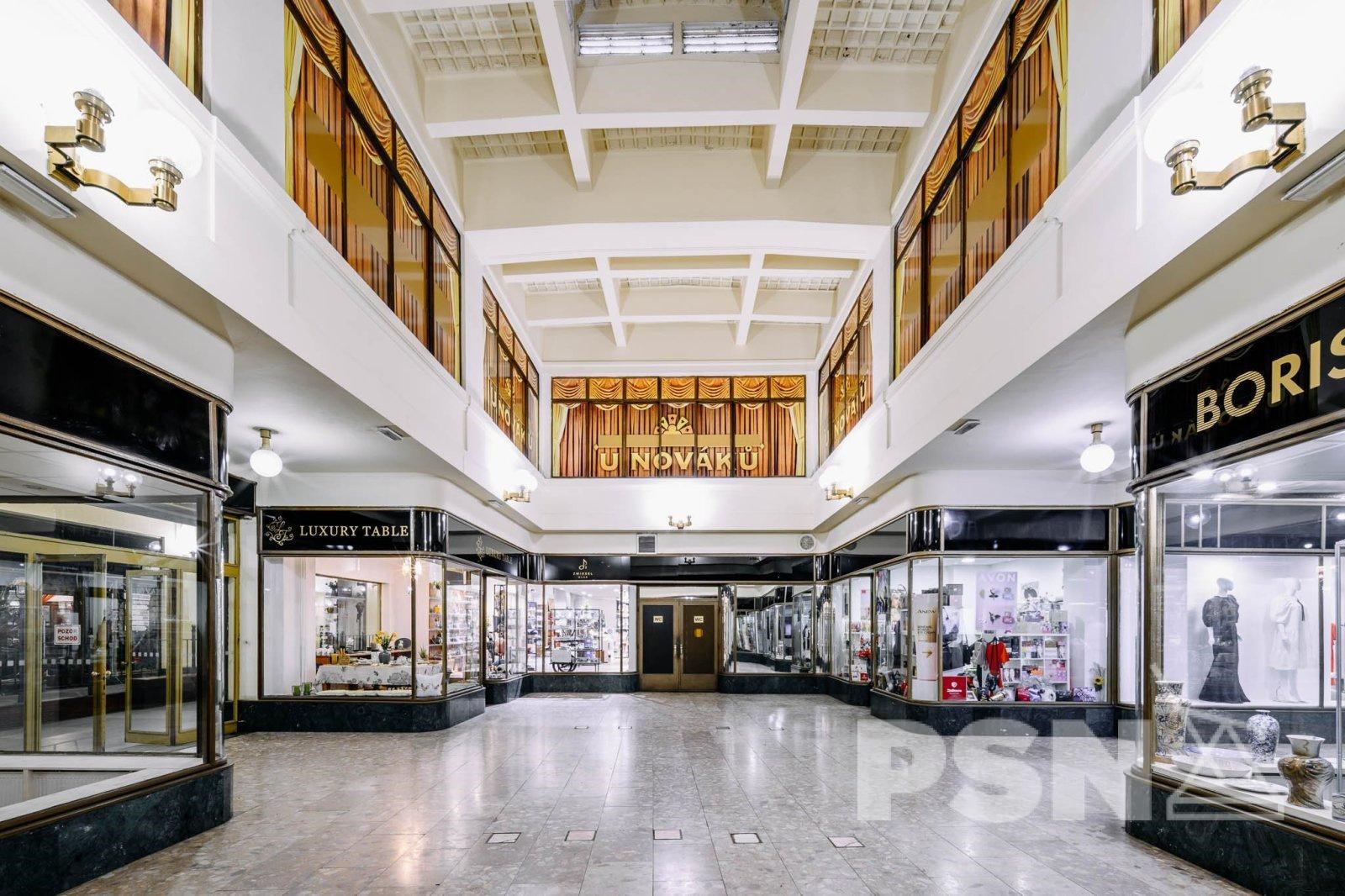 Obchodní prostory v pasáži v domě U Nováků