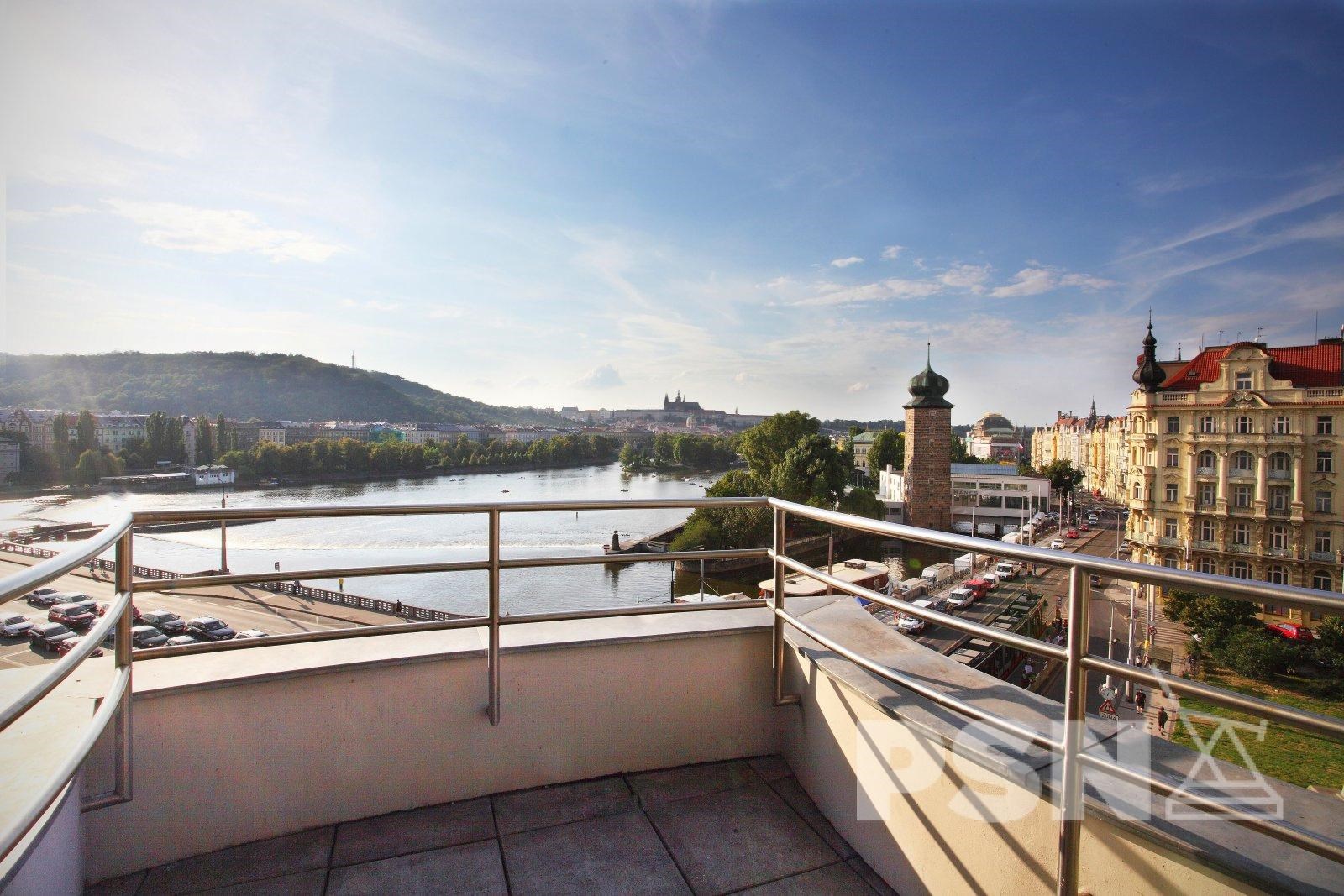 Kancelář s výhledem na Vltavu a Pražský hrad v iko