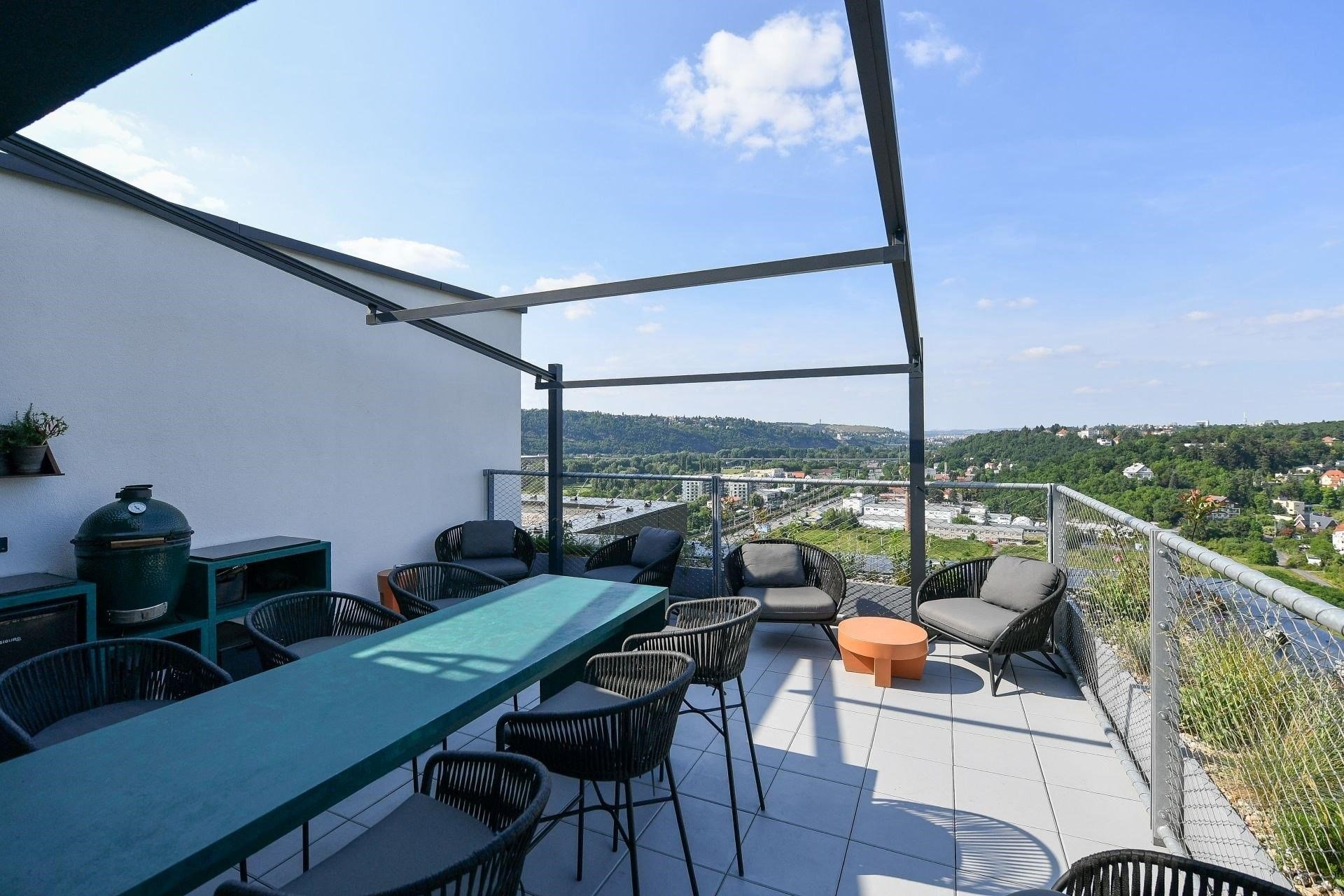 Komerční prostory s terasou o celkové ploše 95,8 m&sup2; ve 3