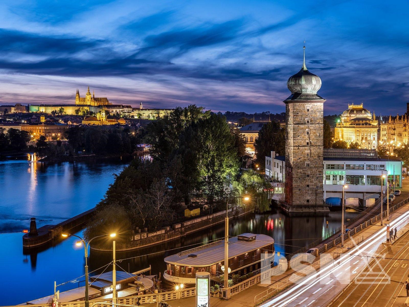 Kancelář s výhledem na Vltavu a Pražský hrad v ikonickém Tančícím domě
