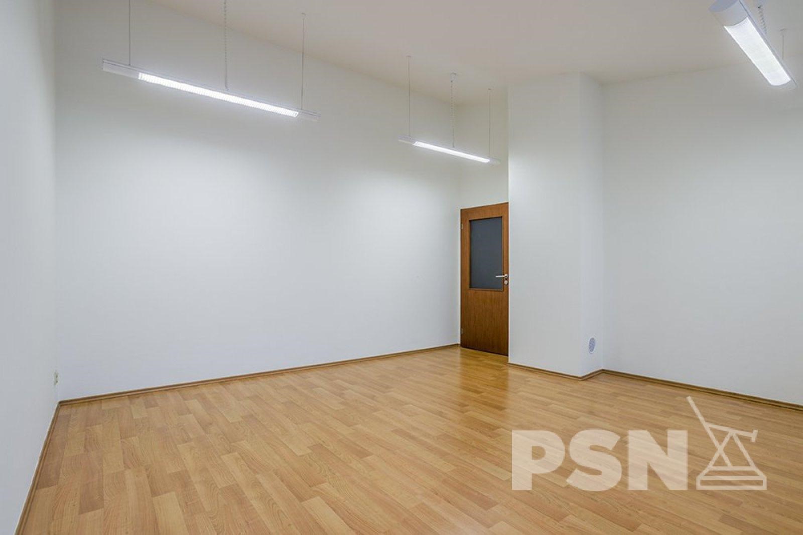 Kancelář s možností parkování