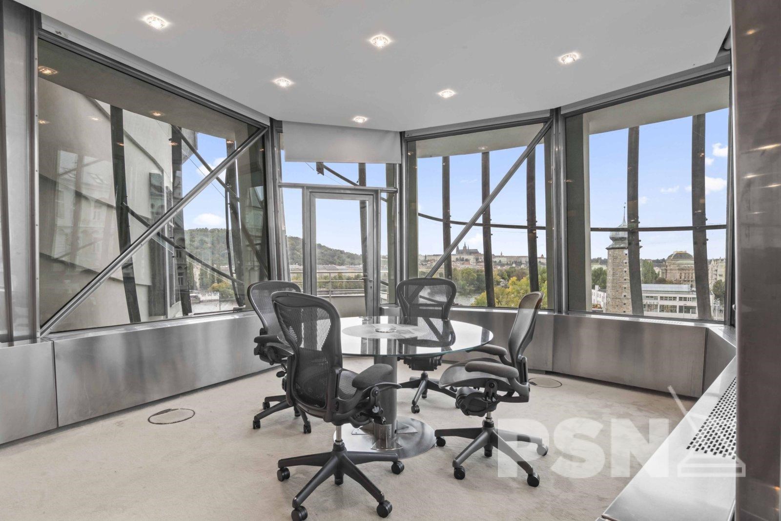 Kancelář s výhledem na Vltavu a Pražský hrad v iko