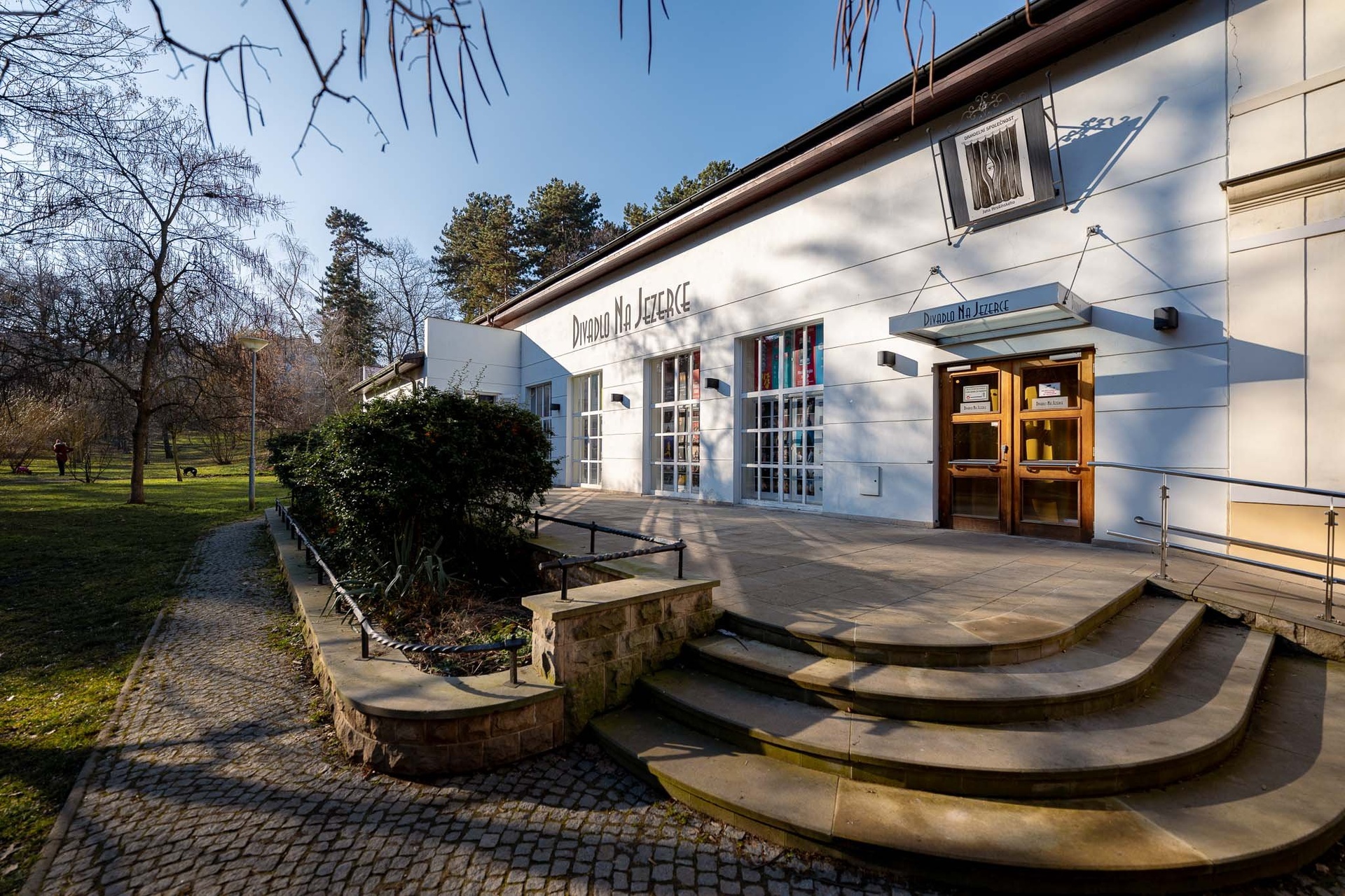 maroldka-019-divadlo-na-jezerce-social-2048px-b2f745