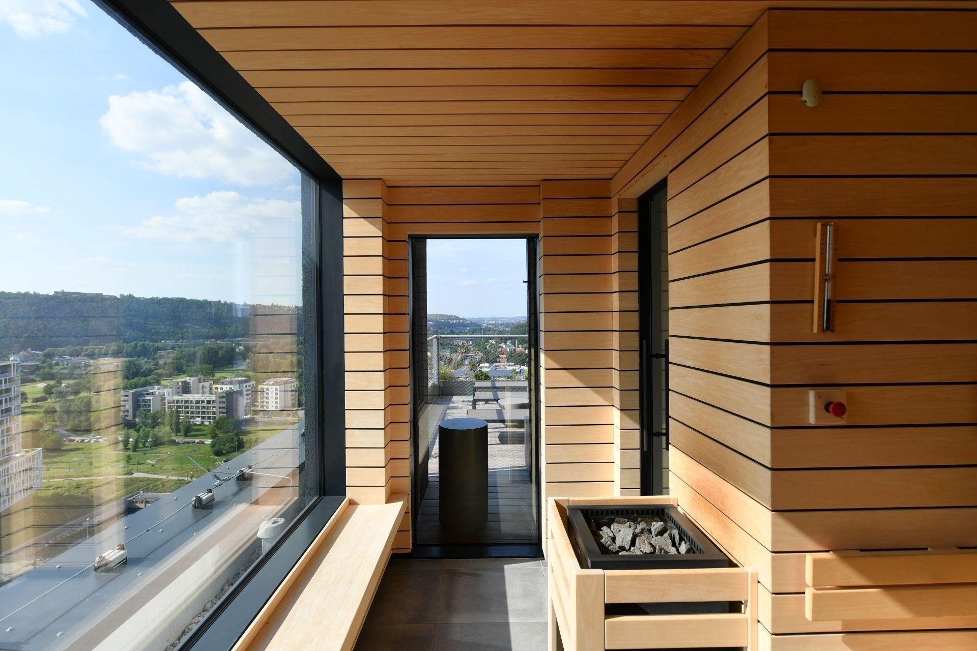 Komerční prostory s terasou o celkové ploše 95,8 m&sup2; ve 3