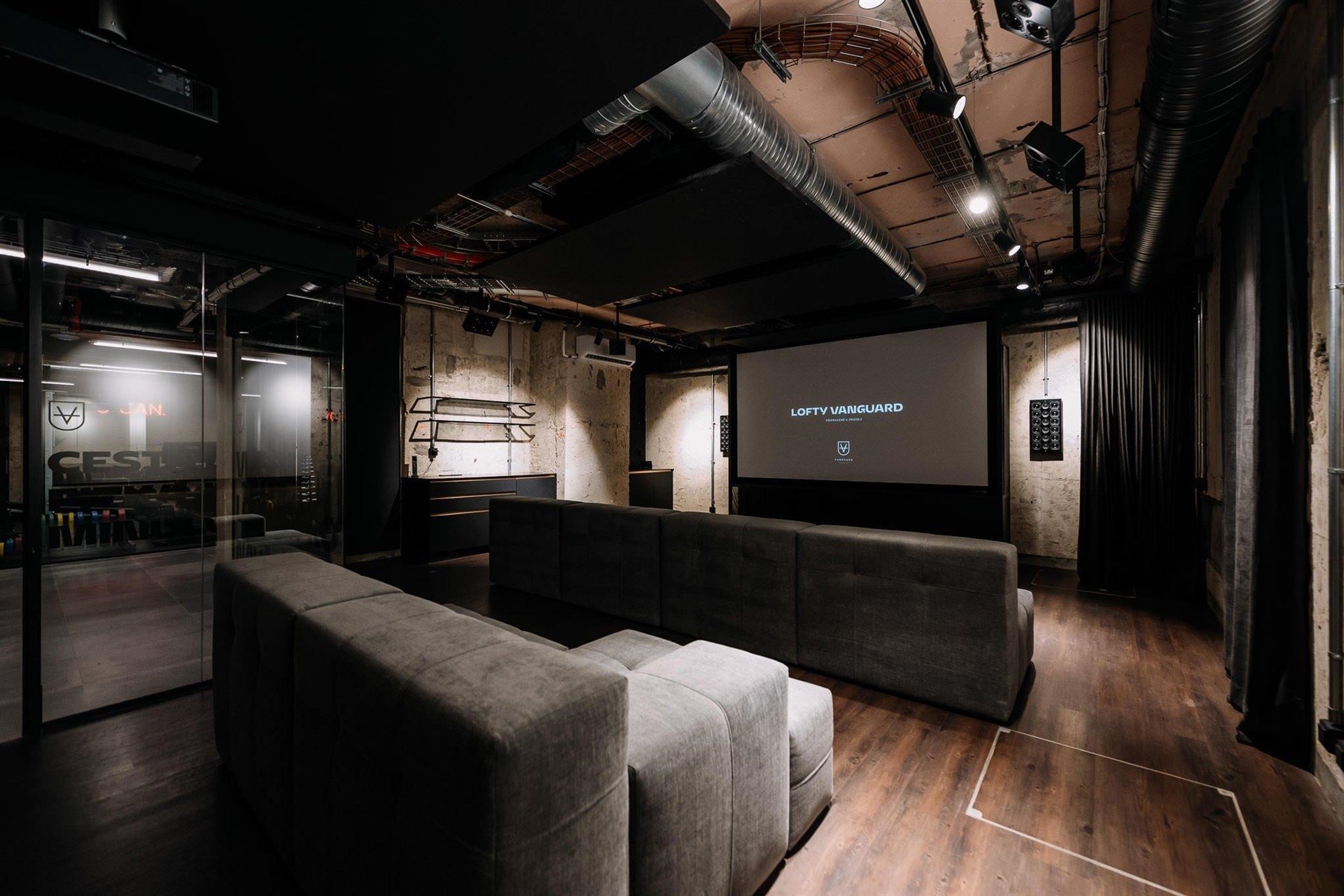 Komerční prostory s terasou o celkové ploše 95,8 m&sup2; ve 3