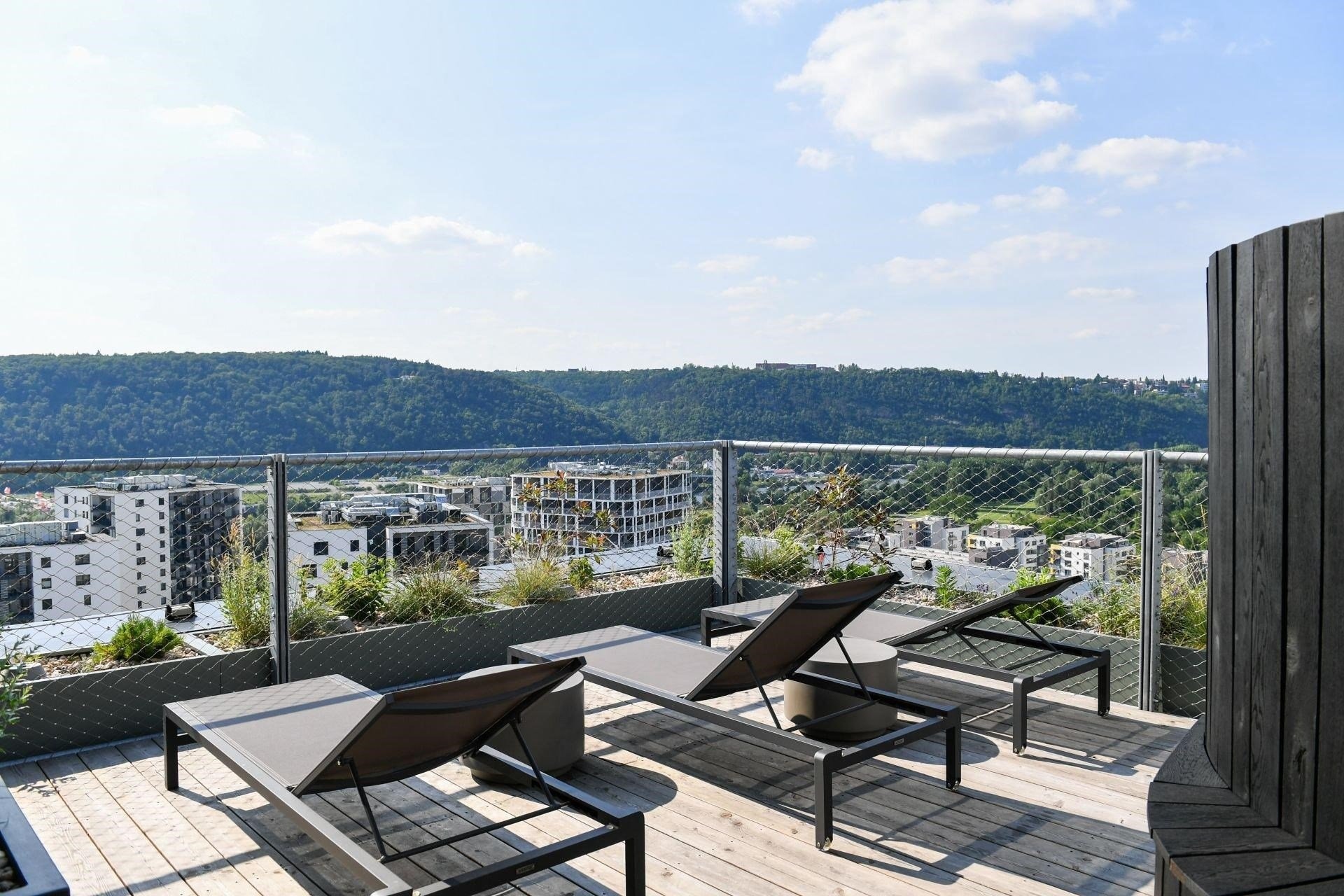 Komerční prostory s terasou o celkové ploše 95,8 m&sup2; ve 3