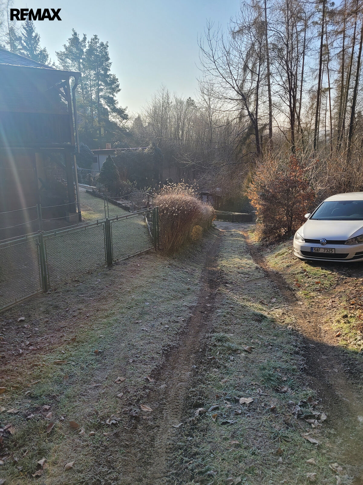 Příjezdová cesta.