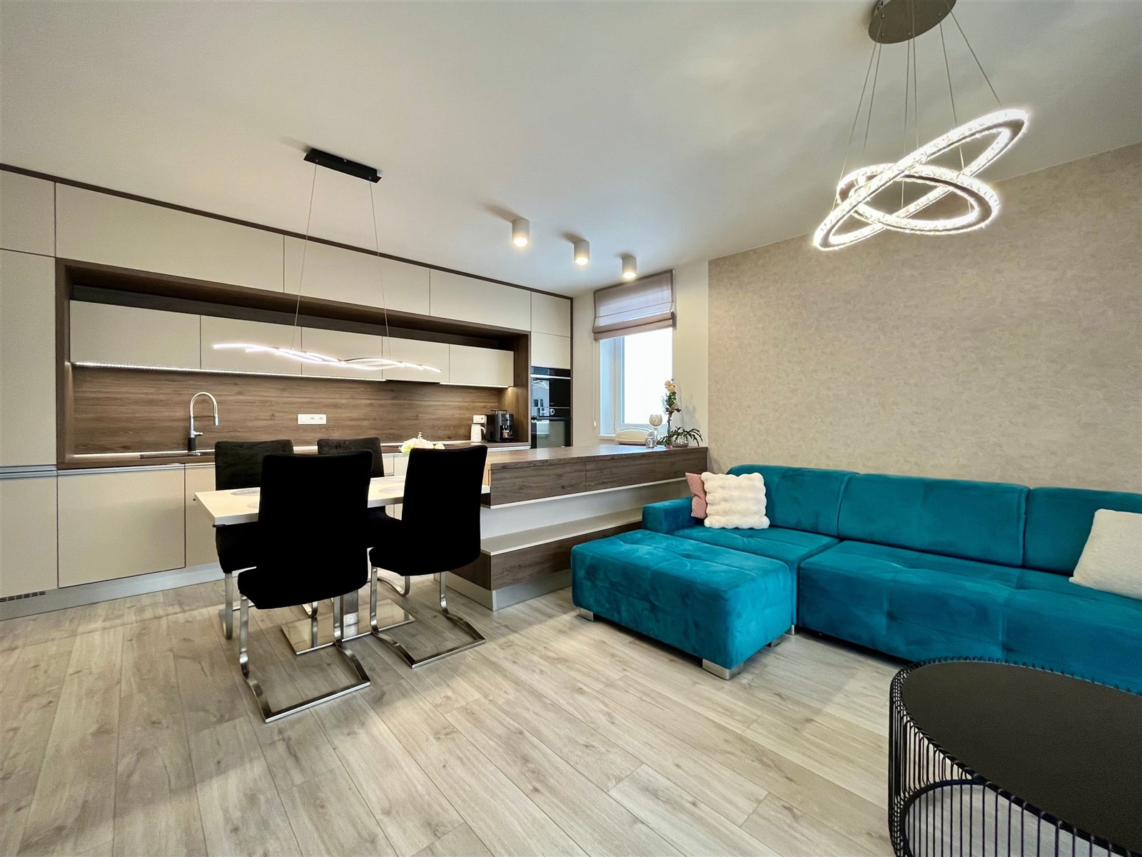 Byt 3+kk s garážovým stáním v Jihlavě (OBYTNÝ PROSTOR, JÍDELNÍ KOUT, KUCHYNĚ)