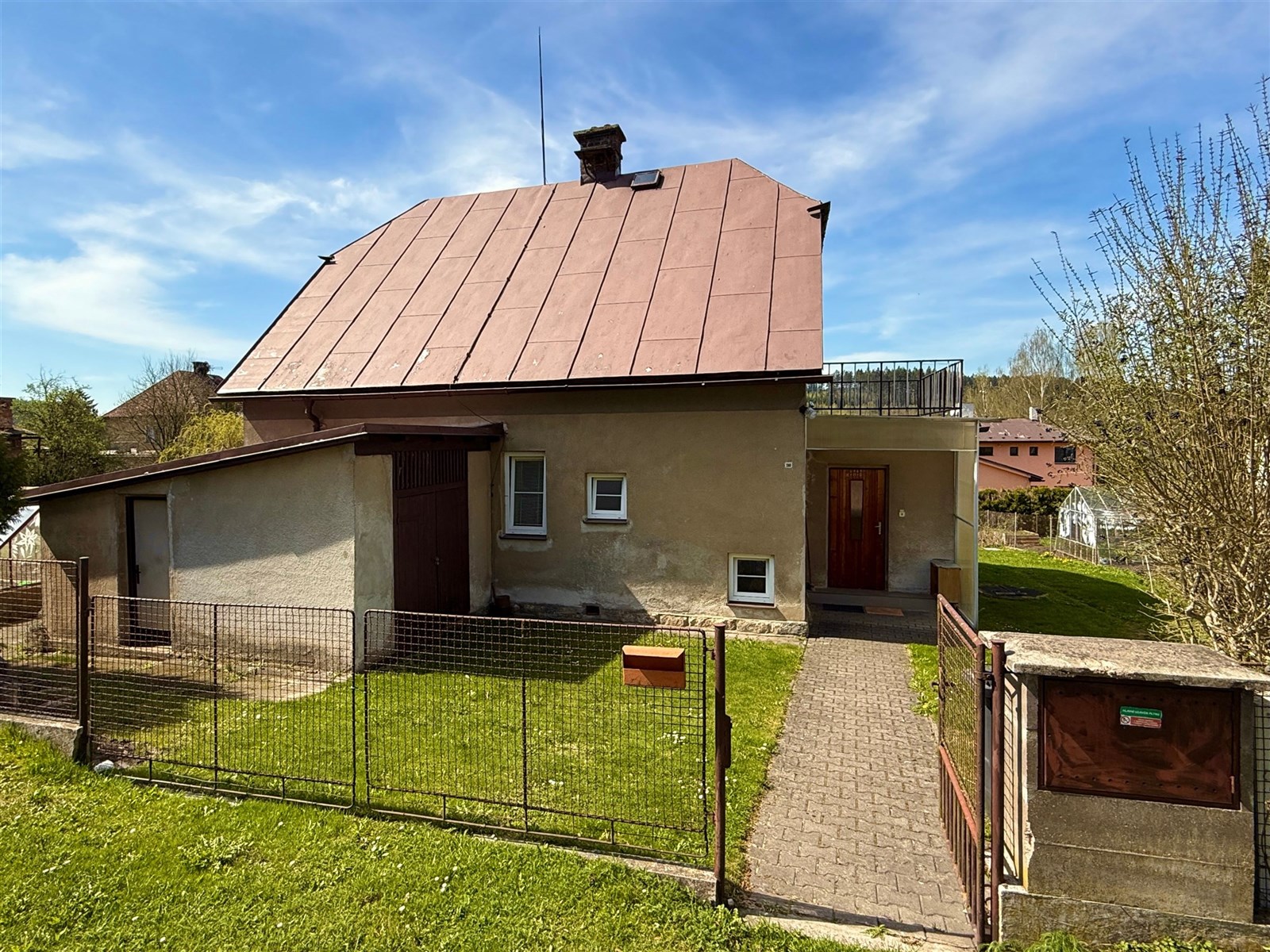 Rodinný dům v Mostku v Podkrkonoší (POHLED Z VEŘEJ