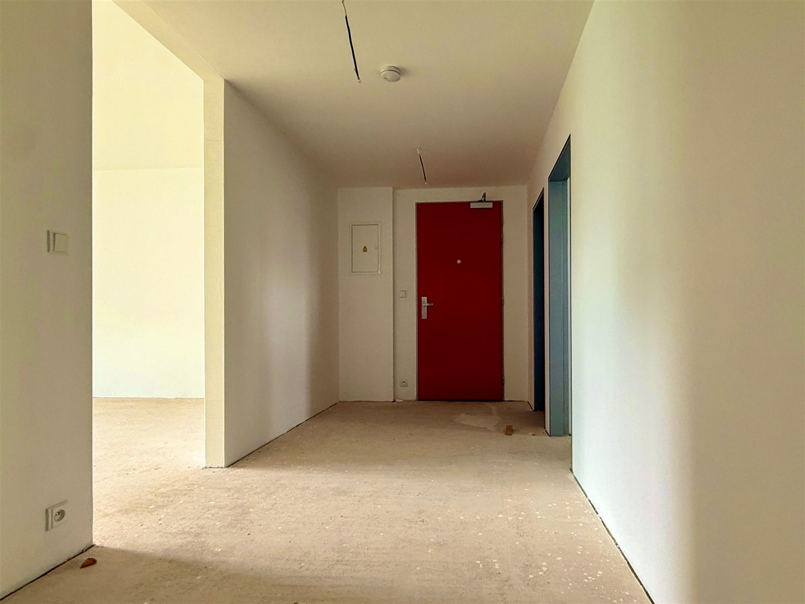 Prodej bytu 3+kk na Stříbrných terasách v Jihlavě (PROSTORNÁ CHODBA BYTU)