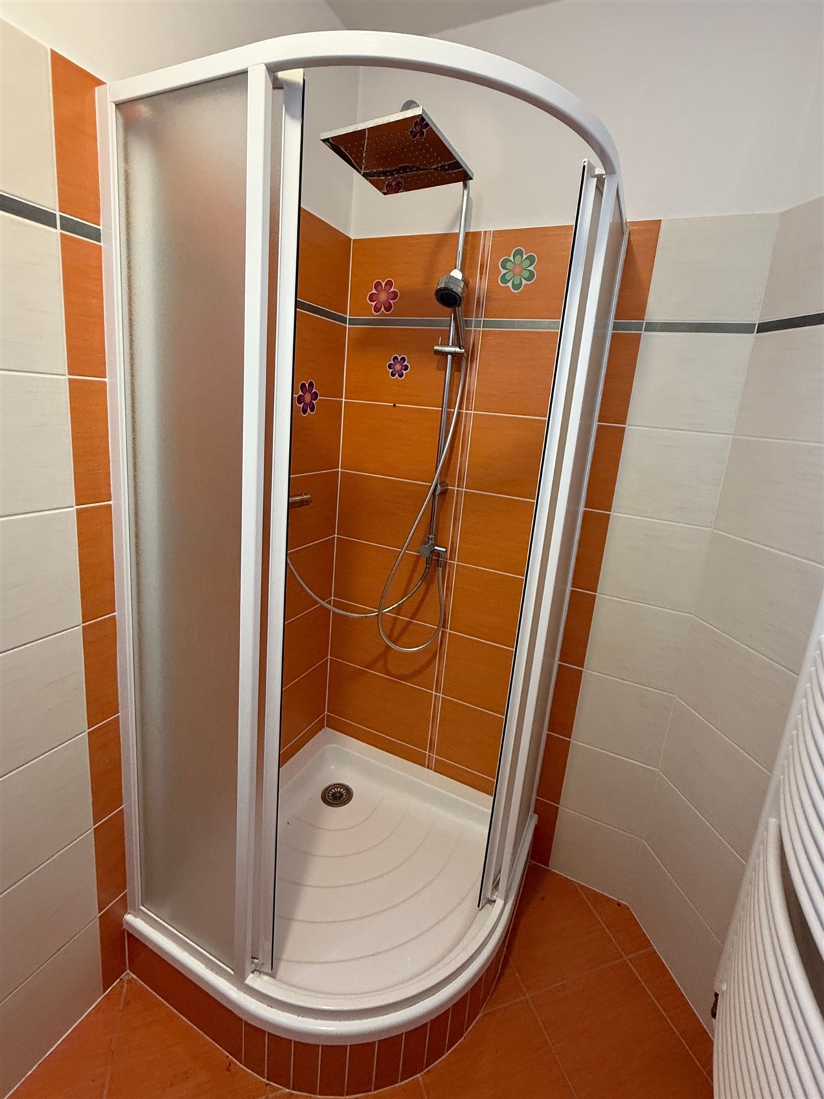 Rodinný dům v Jihlavě (MALÁ KOUPELNA SE SPRCHOU A WC V PŘÍZEMÍ)
