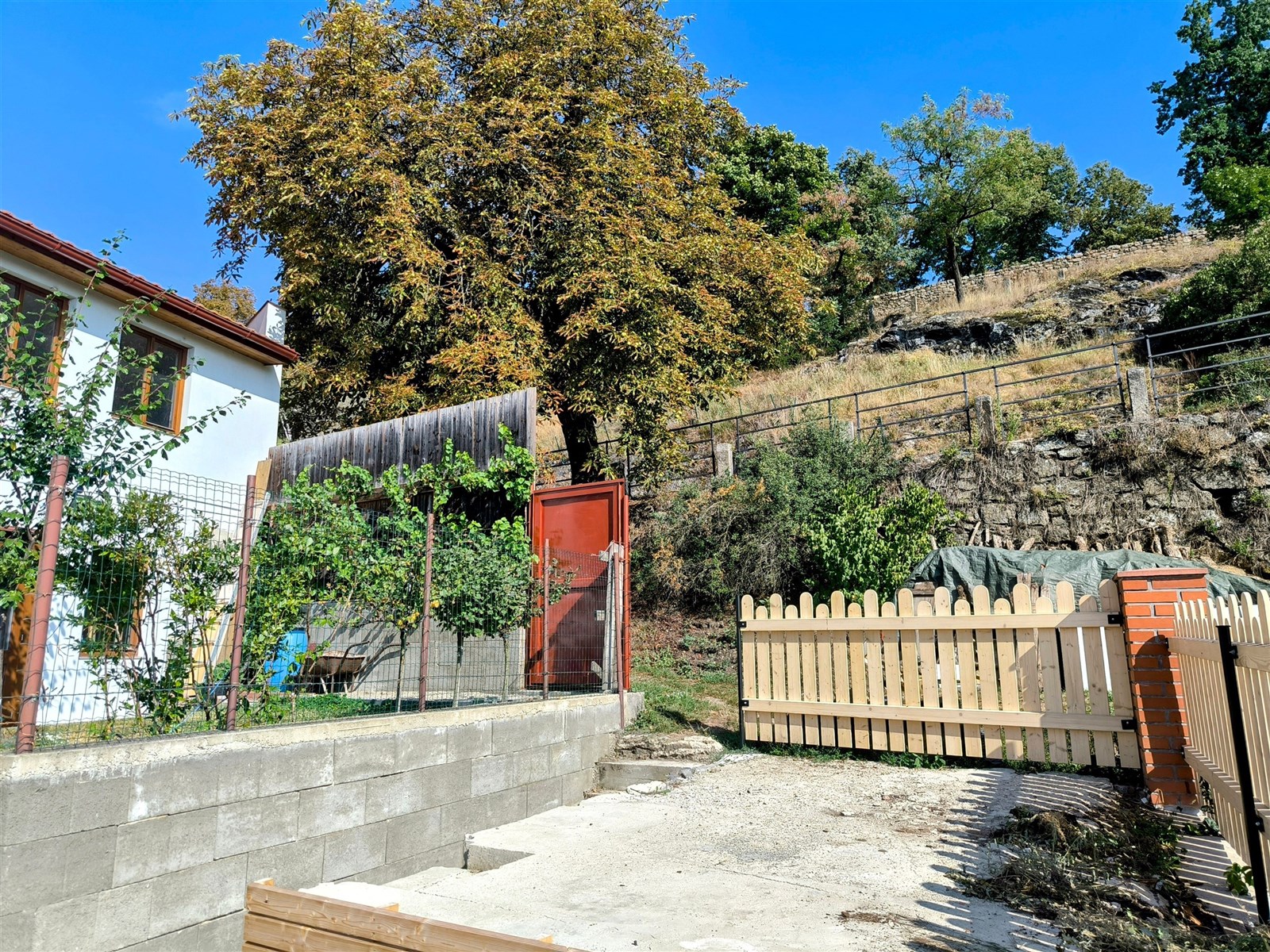 Mezonetový byt v třebíčském Zámostí  (ve čtvrti zapsané do seznamu památek UNESCO) - [PŘILEHLÁ TERASOVÁ ZAHRADA]