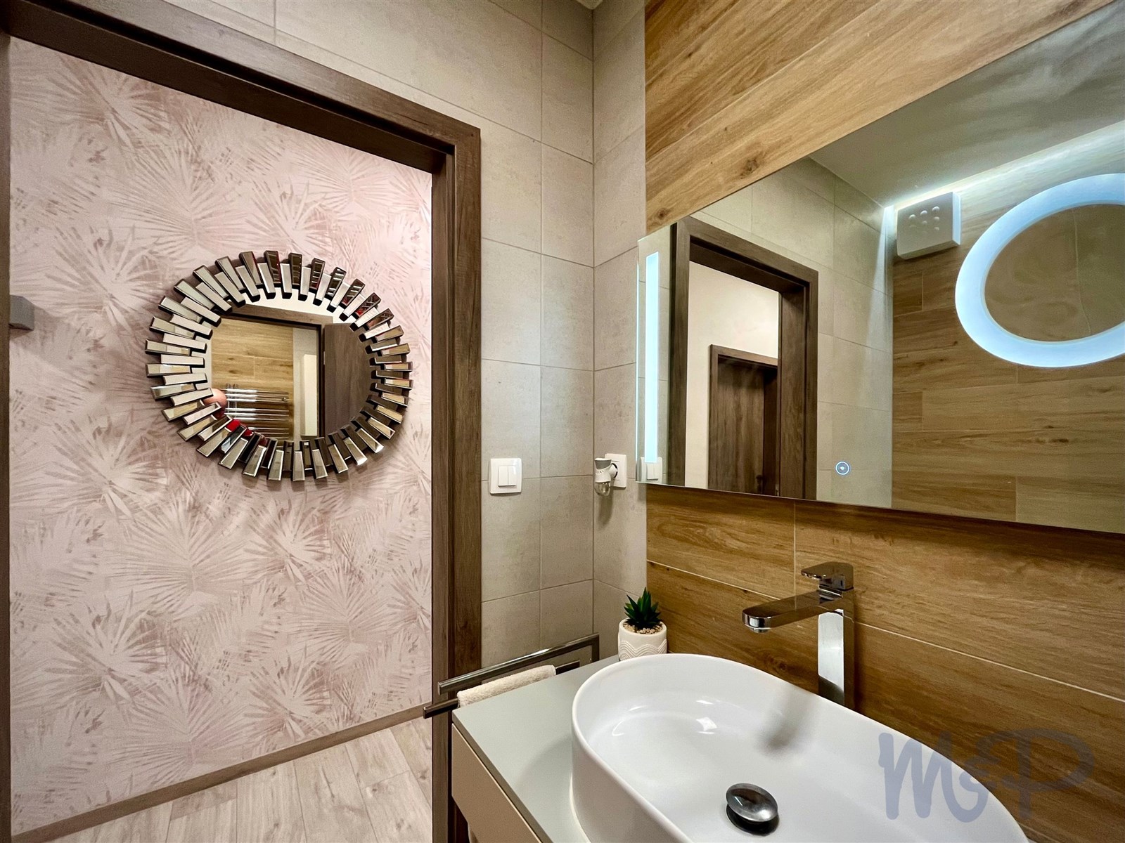 Byt 3+kk s garážovým stáním v Jihlavě (KOUPELNA - POHLED DO PŘEDSÍNĚ)