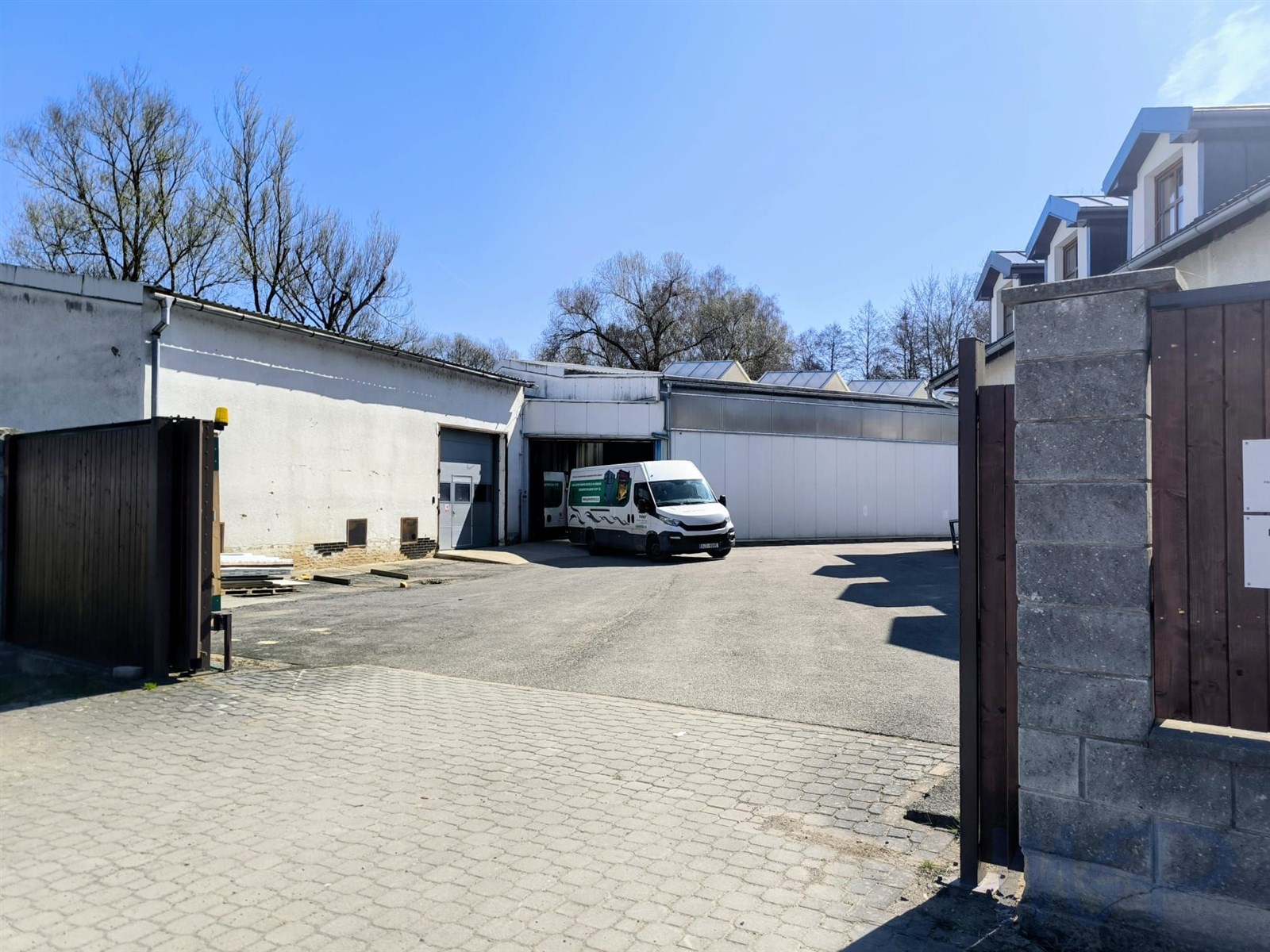 Provozní areál v Polné, skladování, výroba (VJEZD DO AREÁLU)