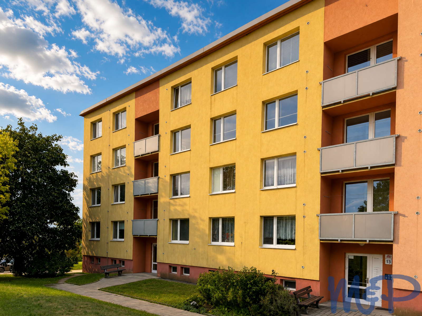 Byt 2+1 v Třebíči (POHLED Z PŘILEHLÉ KOMUNIKACE)