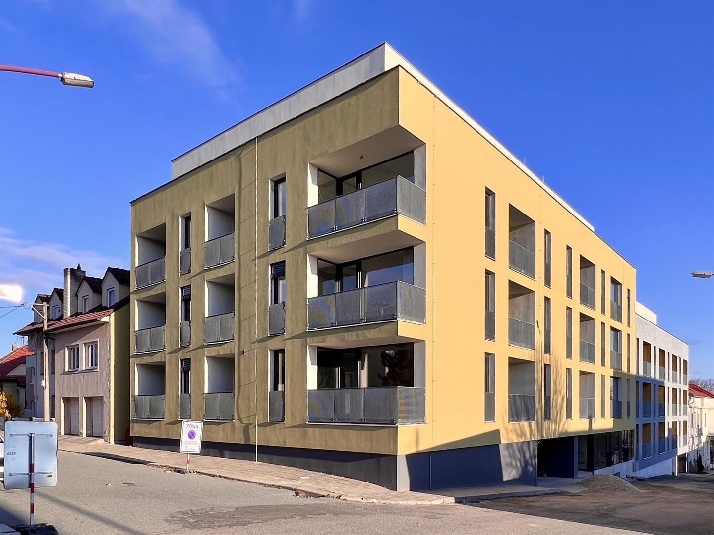 Pronájem bytu 1+kk s velkým skladem na patře v Třebíči (POHLED NA DŮM Z PŘILEHLÉ ULICE MRŠTÍKOVI)