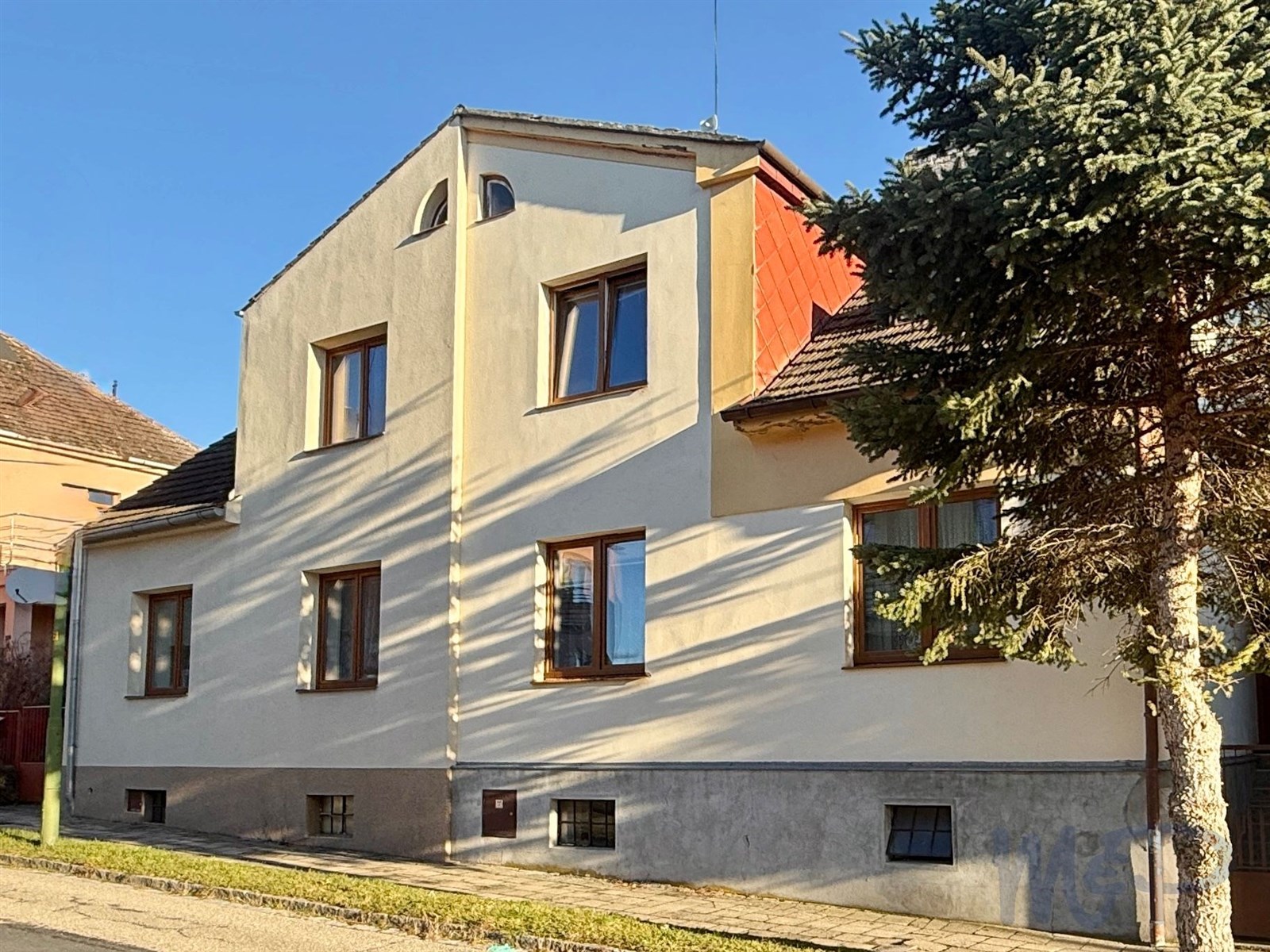 Podsklepený rodinný dům s garáží v Třebíči [prodej poloviny dvojdomku] - POHLED Z PŘILEHLÉ KLIDNÉ ULICE