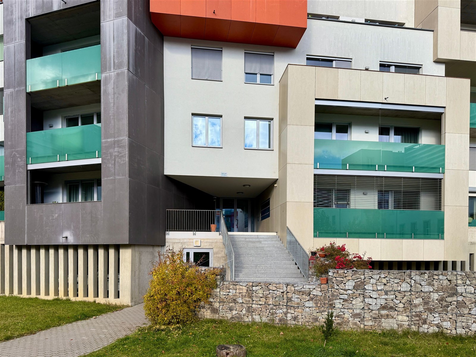 Prodej bytu 3+kk na Stříbrných terasách v Jihlavě (DETAIL VSTUPU DO DOMU)