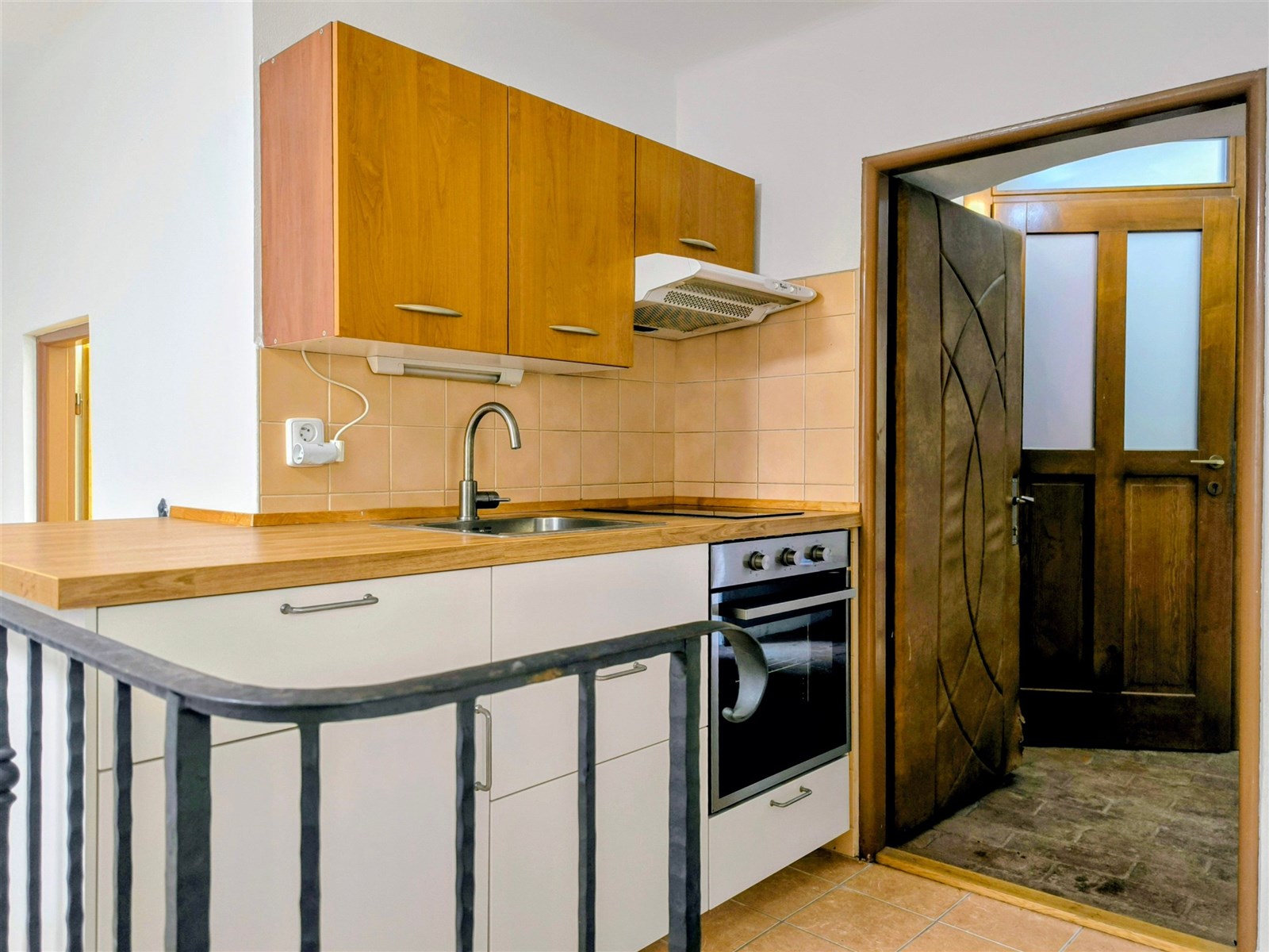 Ateliér na prodej, Třebíč, Zámostí UNESCO (KUCHYNSKÁ LINKA A VCHOD)