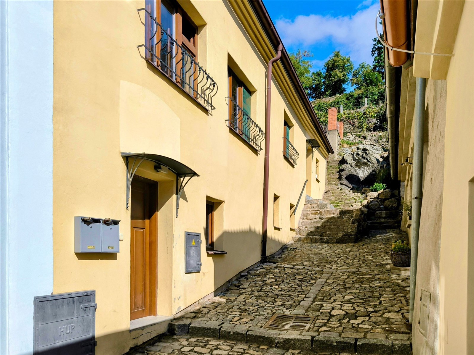 Mezonetový byt v třebíčském Zámostí  (ve čtvrti zapsané do seznamu památek UNESCO) - [VSTUP DO DOMU]