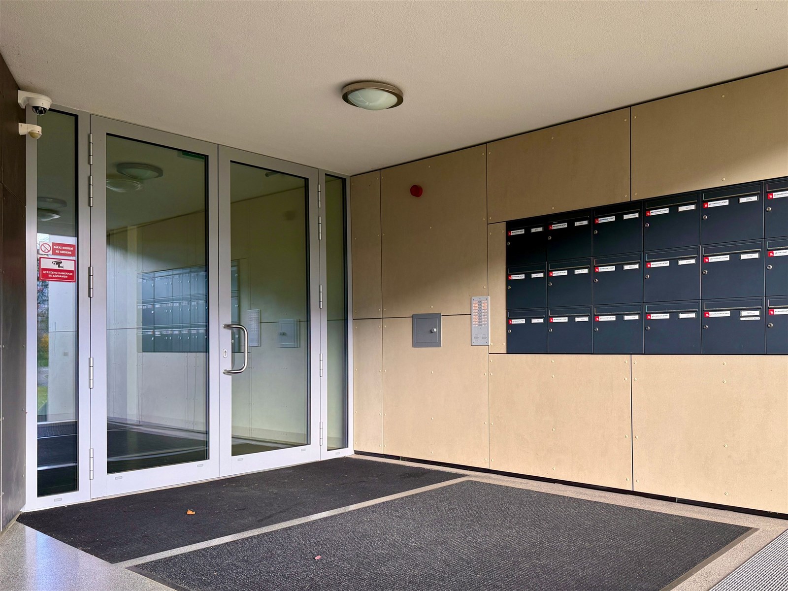 Prodej bytu 3+kk na Stříbrných terasách v Jihlavě (DETAIL VSTUPU DO DOMU)