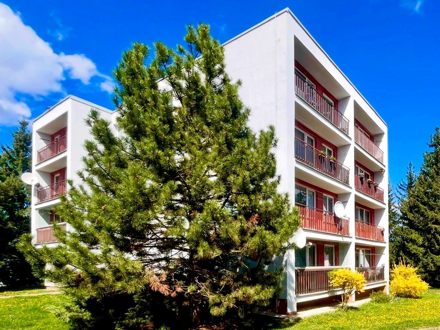Byt 3+1 v Jihlavě Na Dolině (POHLED NA DŮM OD JIHOZÁPADU)