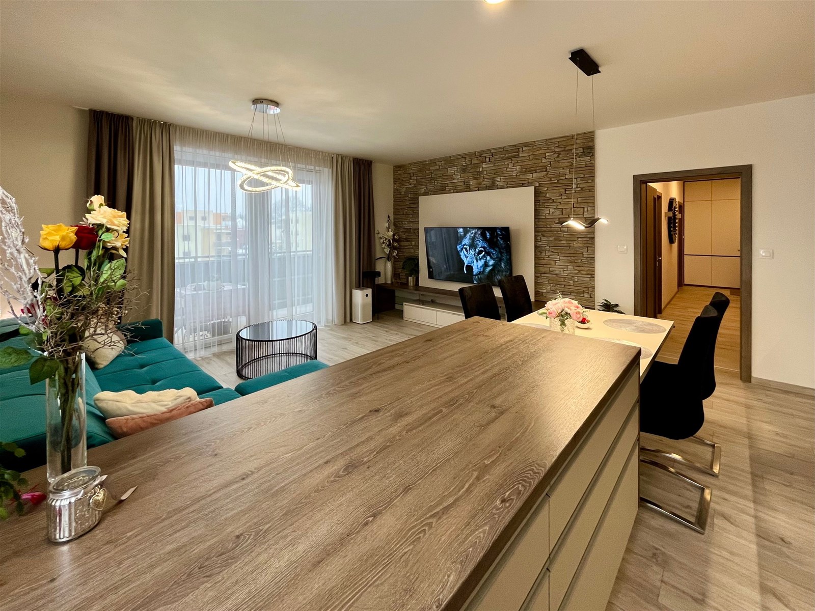 Byt 3+kk s garážovým stáním v Jihlavě (POHLED OD KUCHYŇSKÉHO KOUTU)