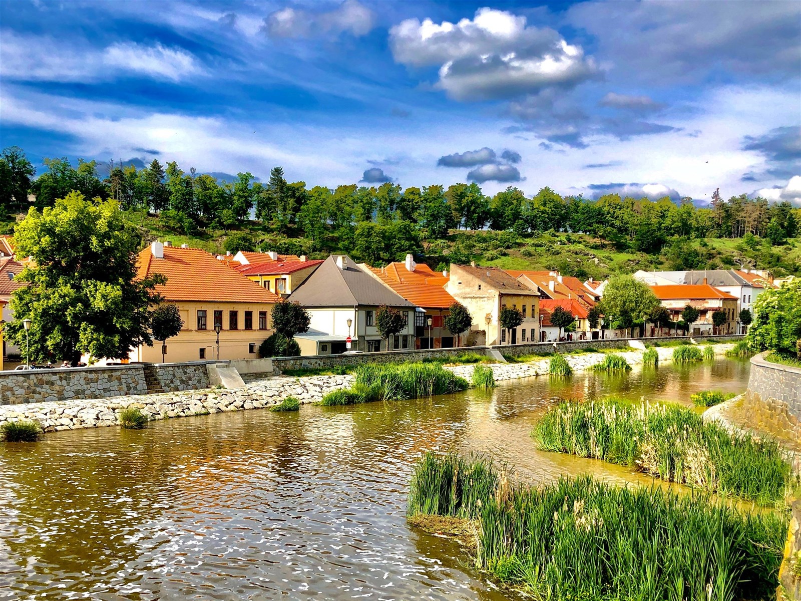 Mezonetový byt v třebíčském Zámostí  (ve čtvrti zapsané do seznamu památek UNESCO) - [PŘILEHLÉ NÁBŘEŽÍ ŘEKY JIHLAVY]