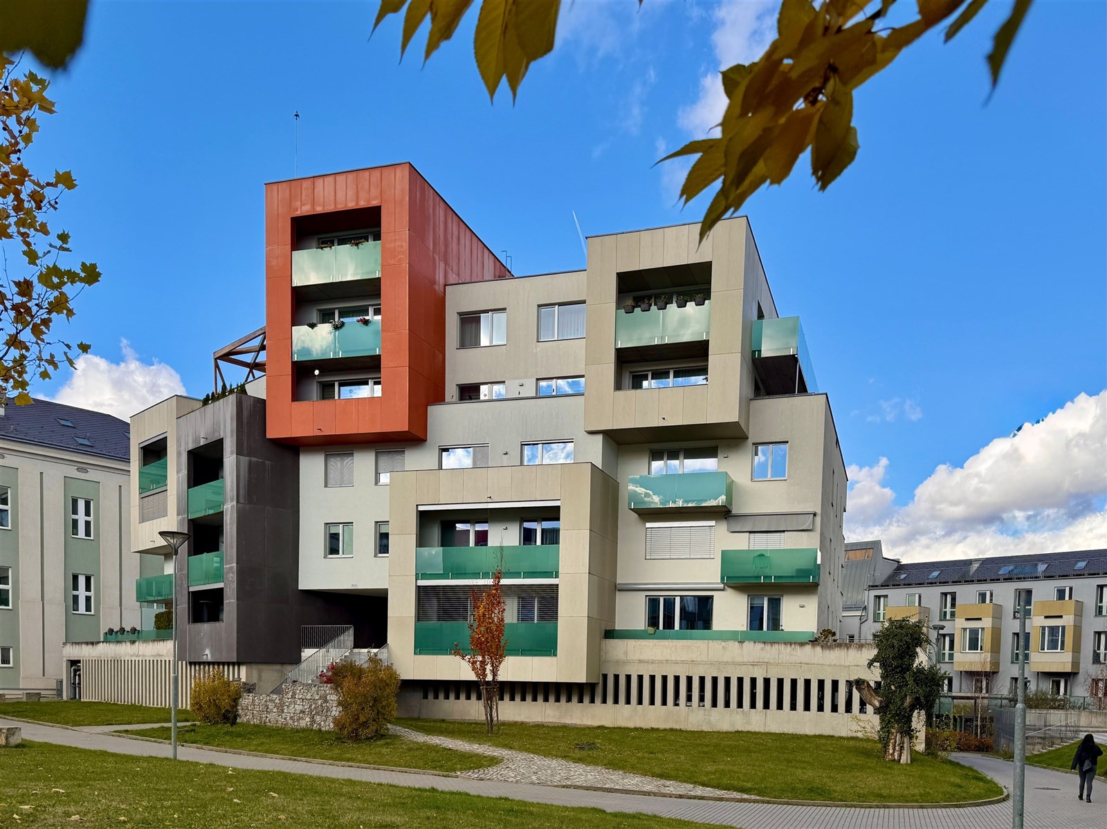 Prodej bytu 3+kk na Stříbrných terasách v Jihlavě (POHLED Z PŘILEHLÉHO ATRIA)